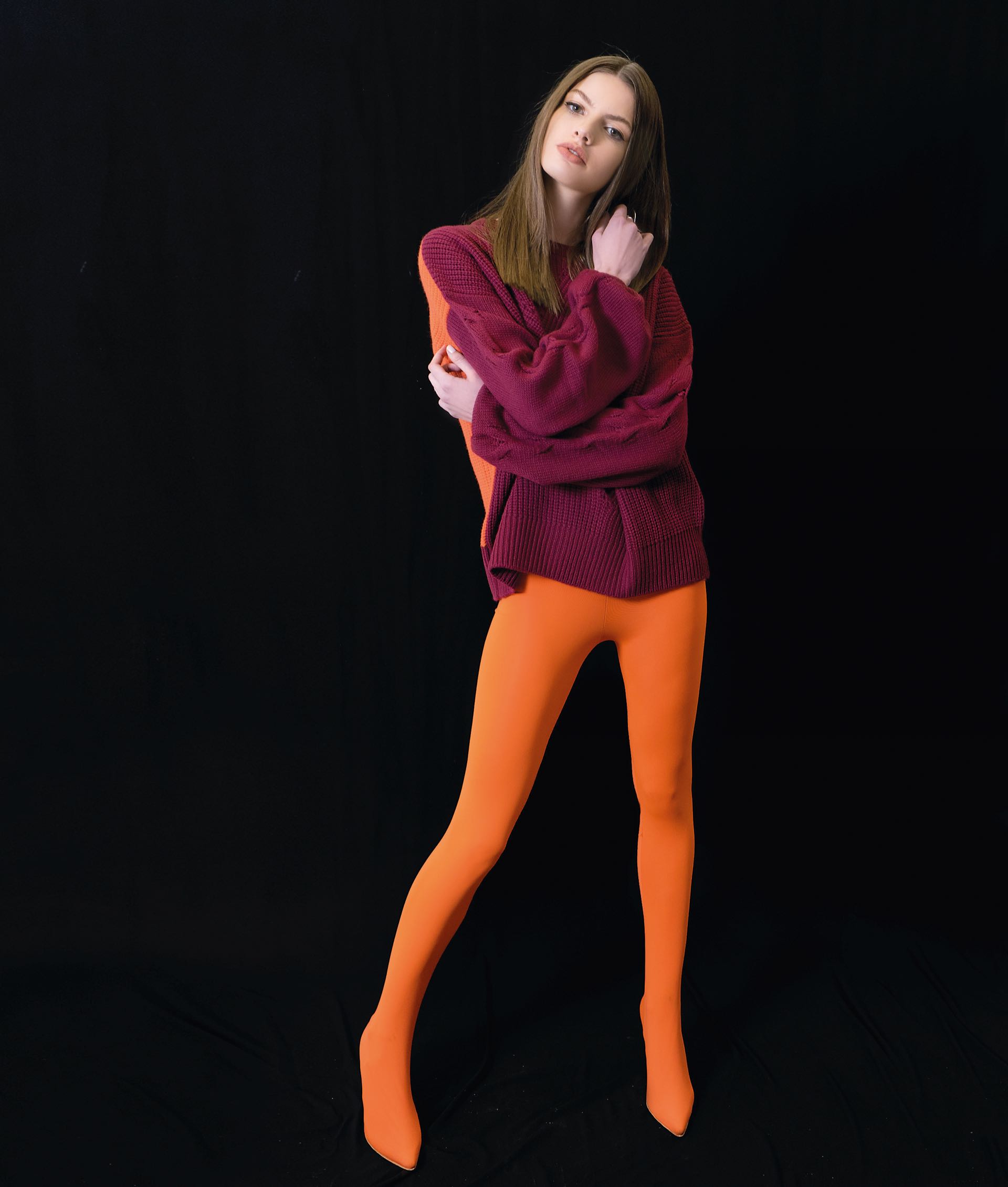 Suéter bicolor ($ 1.548, Ayres) y botas con leggings (a consultar, Saverio Di Ricci para DOT Store). (Fotos: Juan Jauregui/ Para Ti)