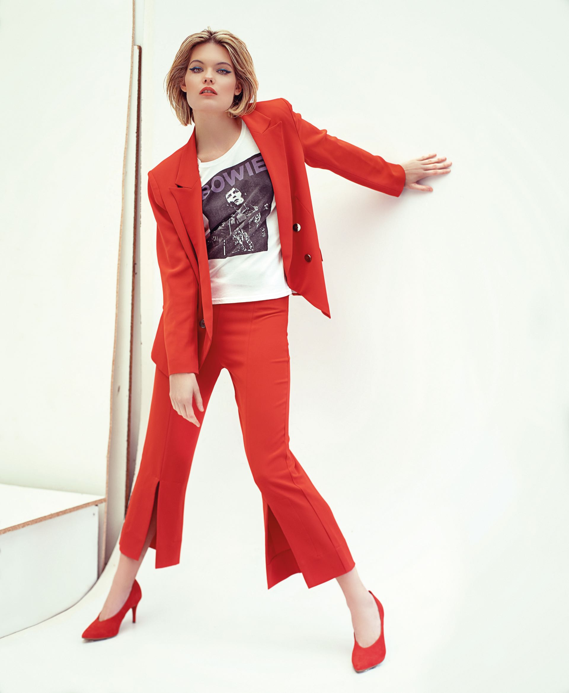 Blazer y pantalón con tajo ($ 3.768 y $ 1.458, Ayres), remera estampada ($ 790, Wanama) y stilettos de gamuza ($ 2.500, a pie para Grimoldi). (Foto: Juan Jauregui/ Para Ti)