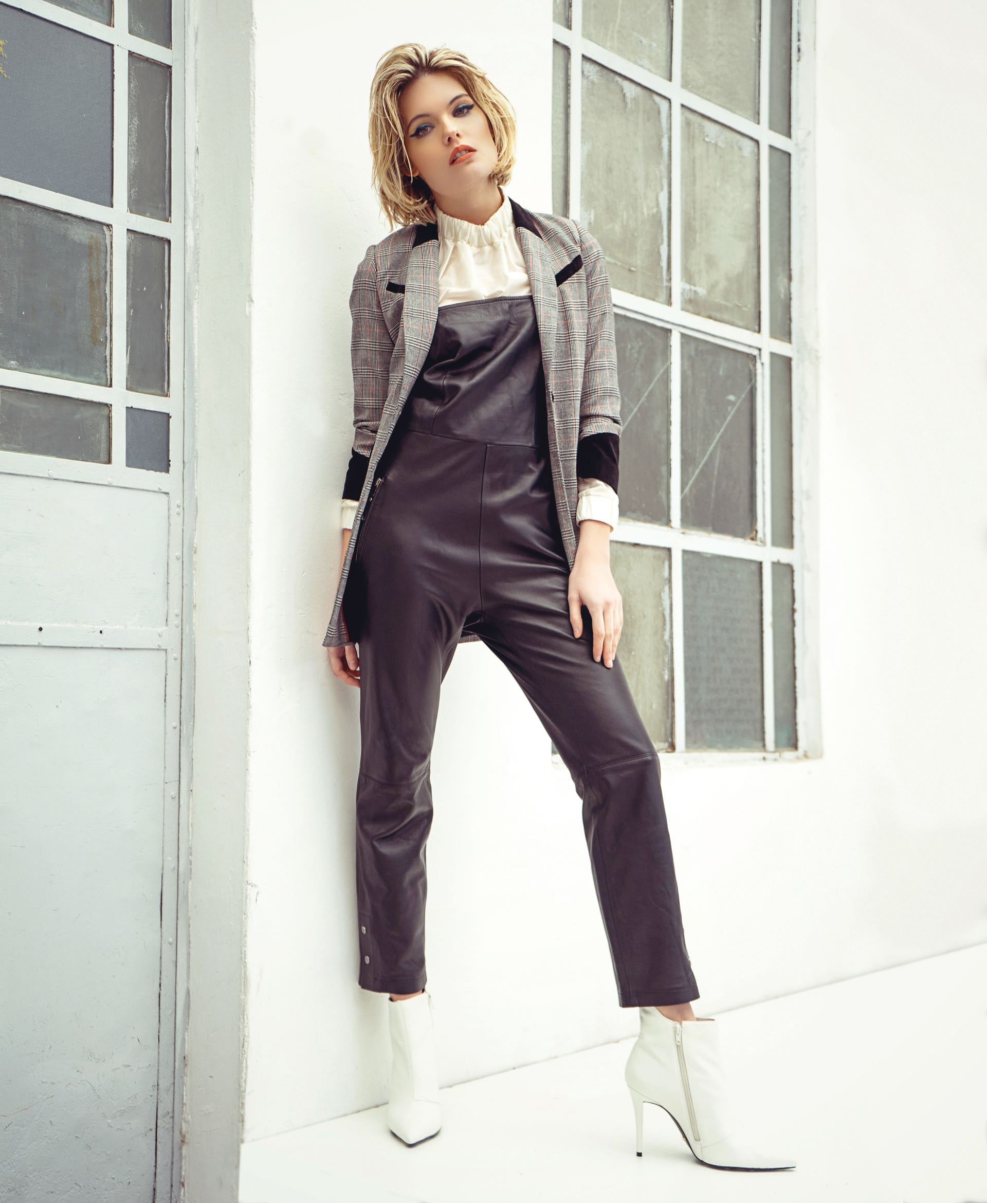 Blazer con estampa Príncipe de Gales y detalles de gamuza ($ 7.900, Vitamina), jardinero de cuero ($ 9.000, Uma), buzo con cuello fruncido ($ 1.250, Trosman) y botas de cuero (Arezzo para Grimaldi). (Foto: Juan Jauregui/ Para Ti)