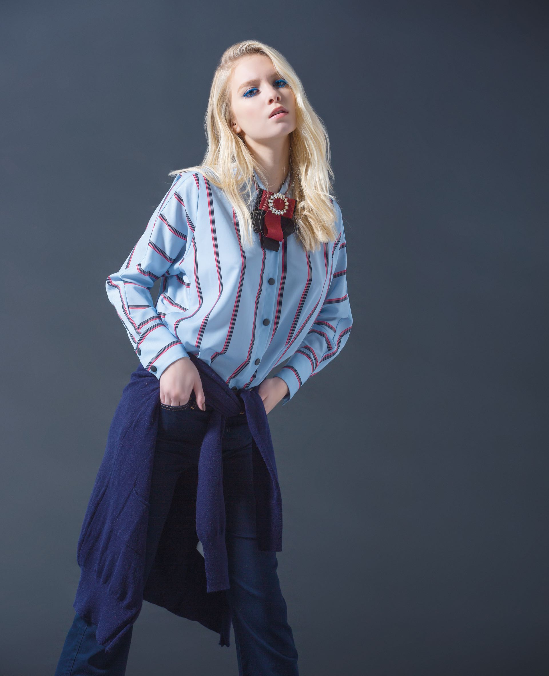 Camisa rayada ($ 1.350, Carmela Achaval), cárdigan tejido atado en la cintura ($ 3.290, Wanama), jean Oxford ($ 1.490, Kevingston) y aplique con forma de moño con strass ($ 980, Luna Garzón). (Foto: Maxi Didari/ Para Ti)