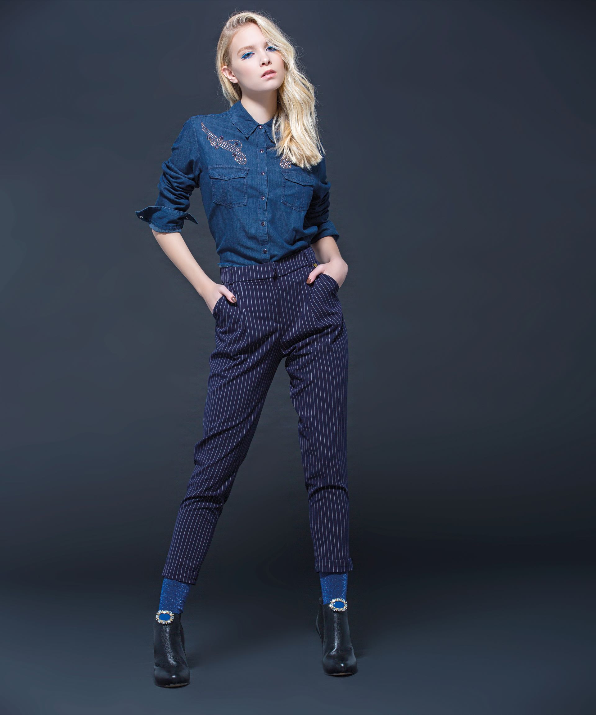 Camisa de jean con tachas ($ 2.200, Rapsodia), pantalón sastrero con rayas ($ 1.390, Kevingston), medias de lúrex (Medias Mora), botinetas de cuero ($ 4.200 a pie para Grimoldi) y aplique con strass ($ 500, Saverio Di Ricci).(Foto: Maxi Didari/ Para Ti)