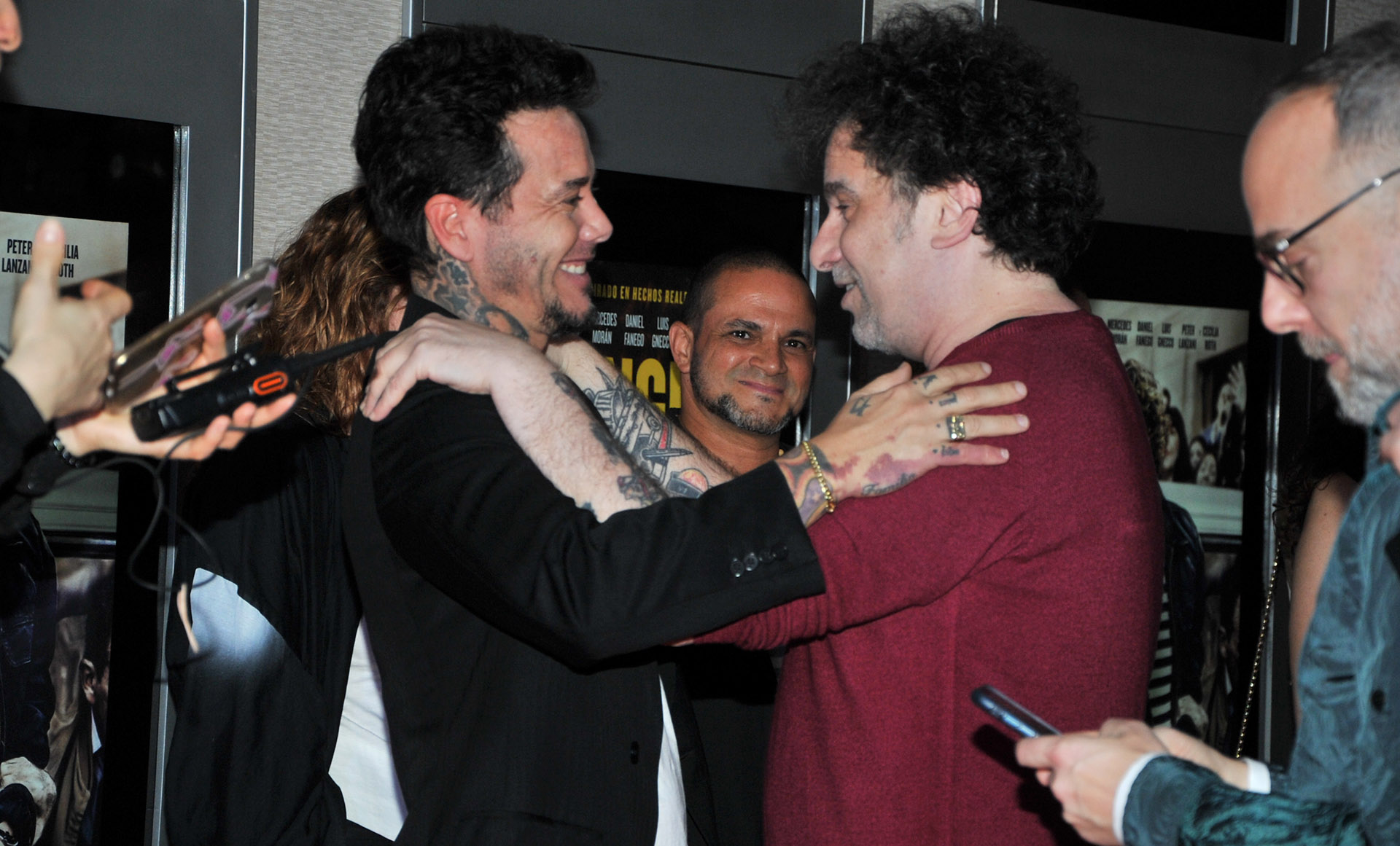 El abrazo entre Andrés Calamaro y Sebastián Ortega