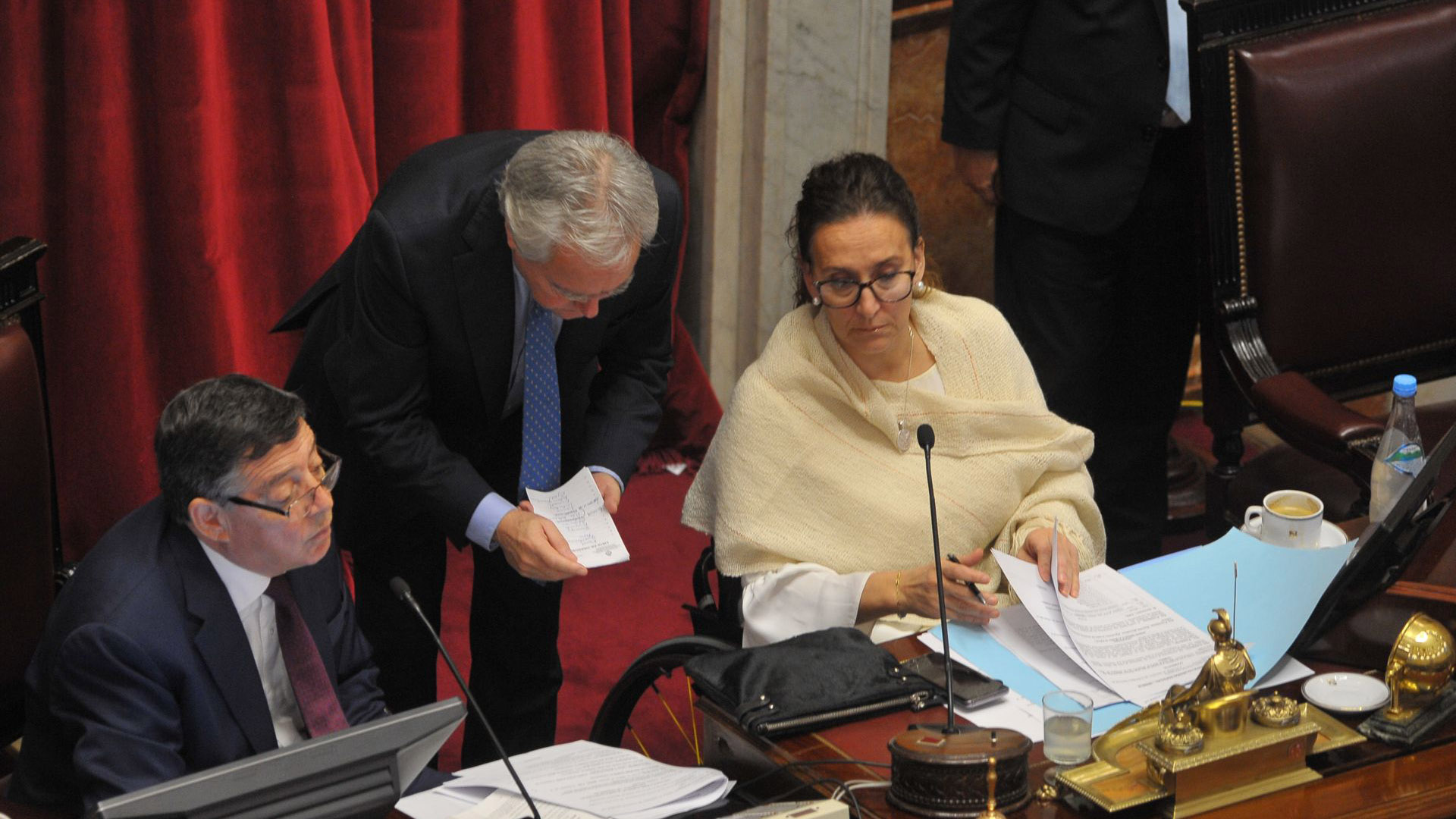 El secretario parlamentario, Juan Pedro Tunnesi, el senador Federico Pinedo y la vicepresidenta Gabriela Michetti