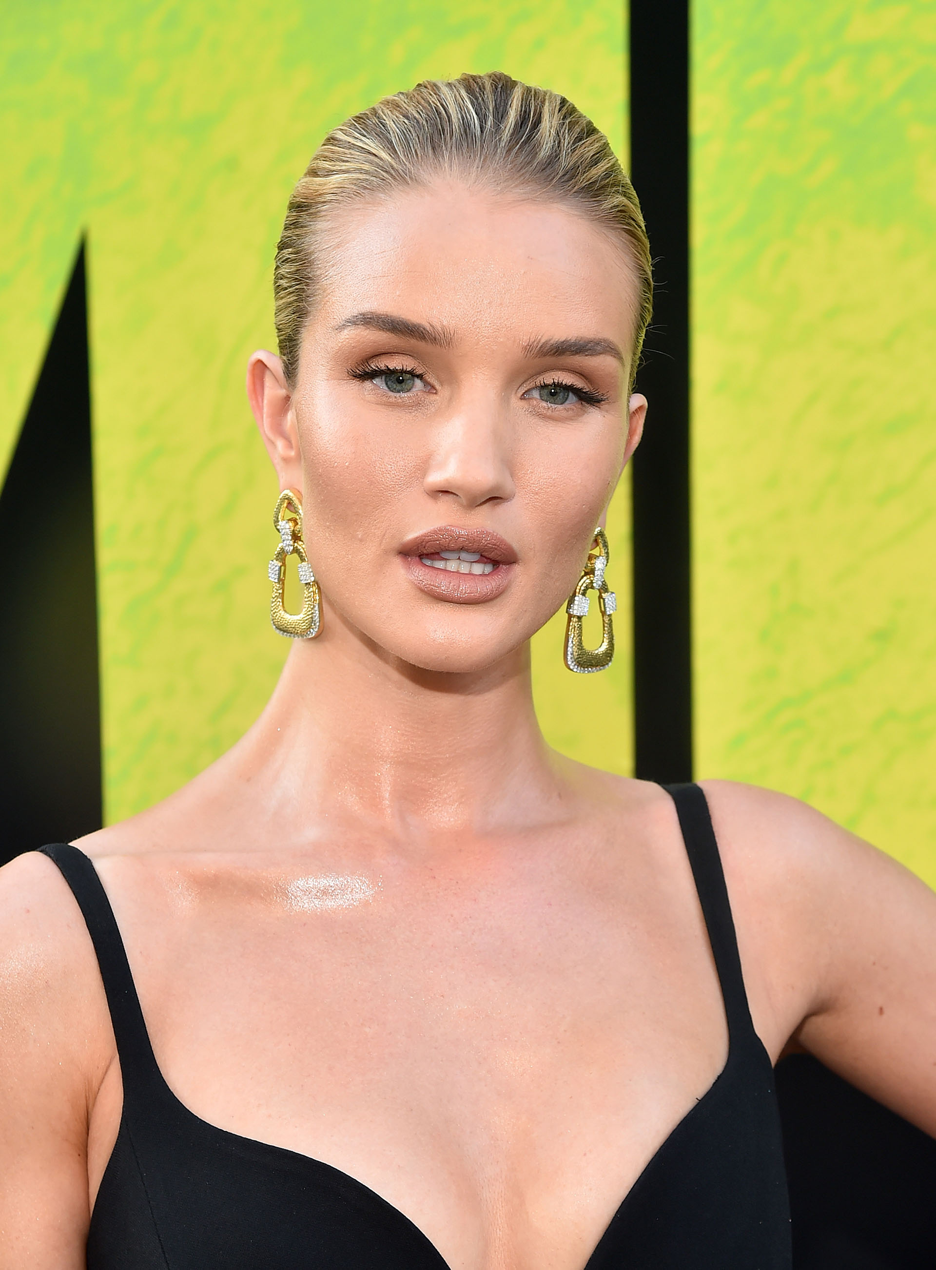La top model inglesa, Rosie Huntington-Whiteley, acompañó a su pareja, Jason Statham, padre de su pequeño hijo Jack Oscar