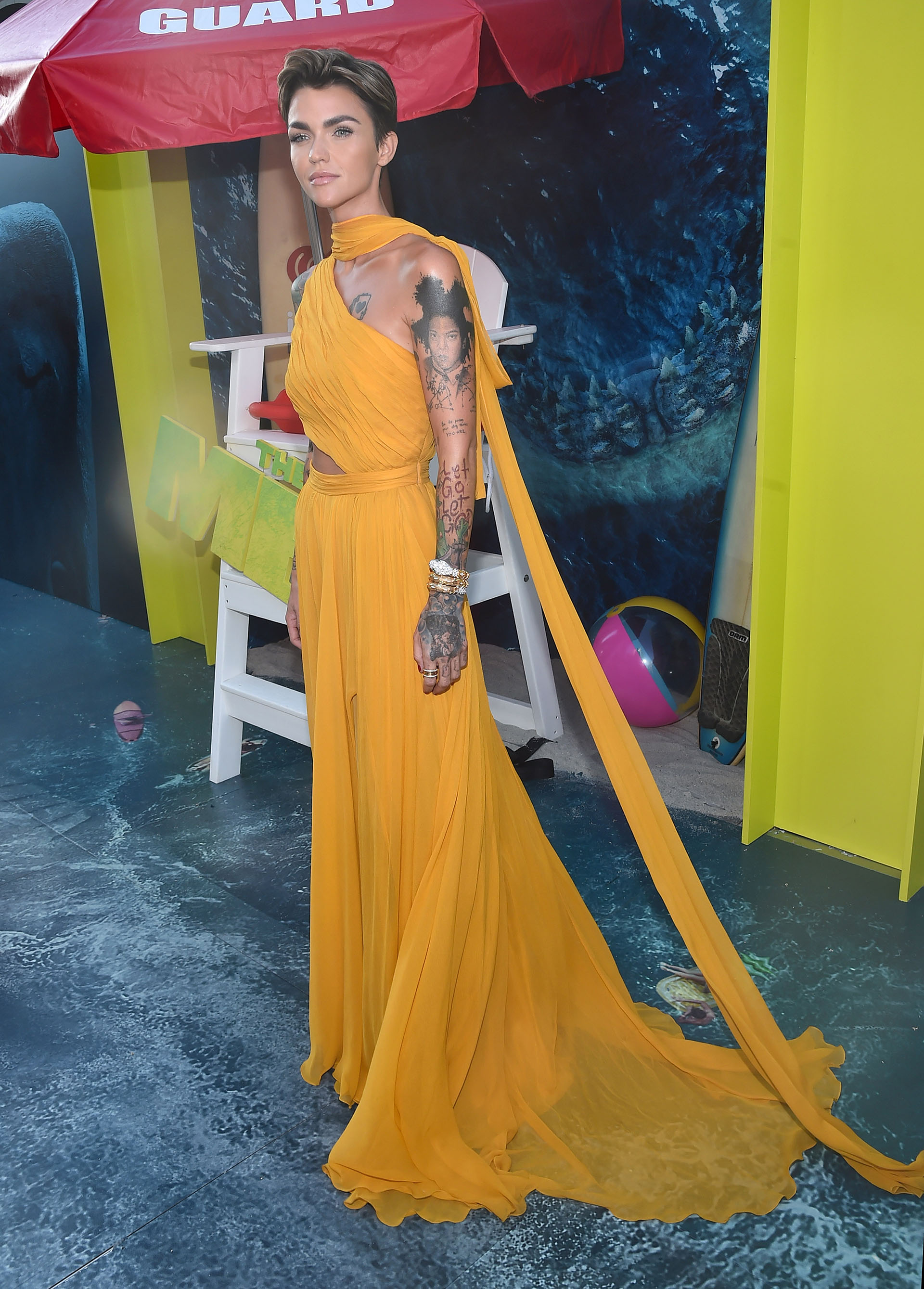 Ruby Rose vistió un fabuloso diseño de gala que permitía ver su estilizada figura y los tatuajes de su cuerpo