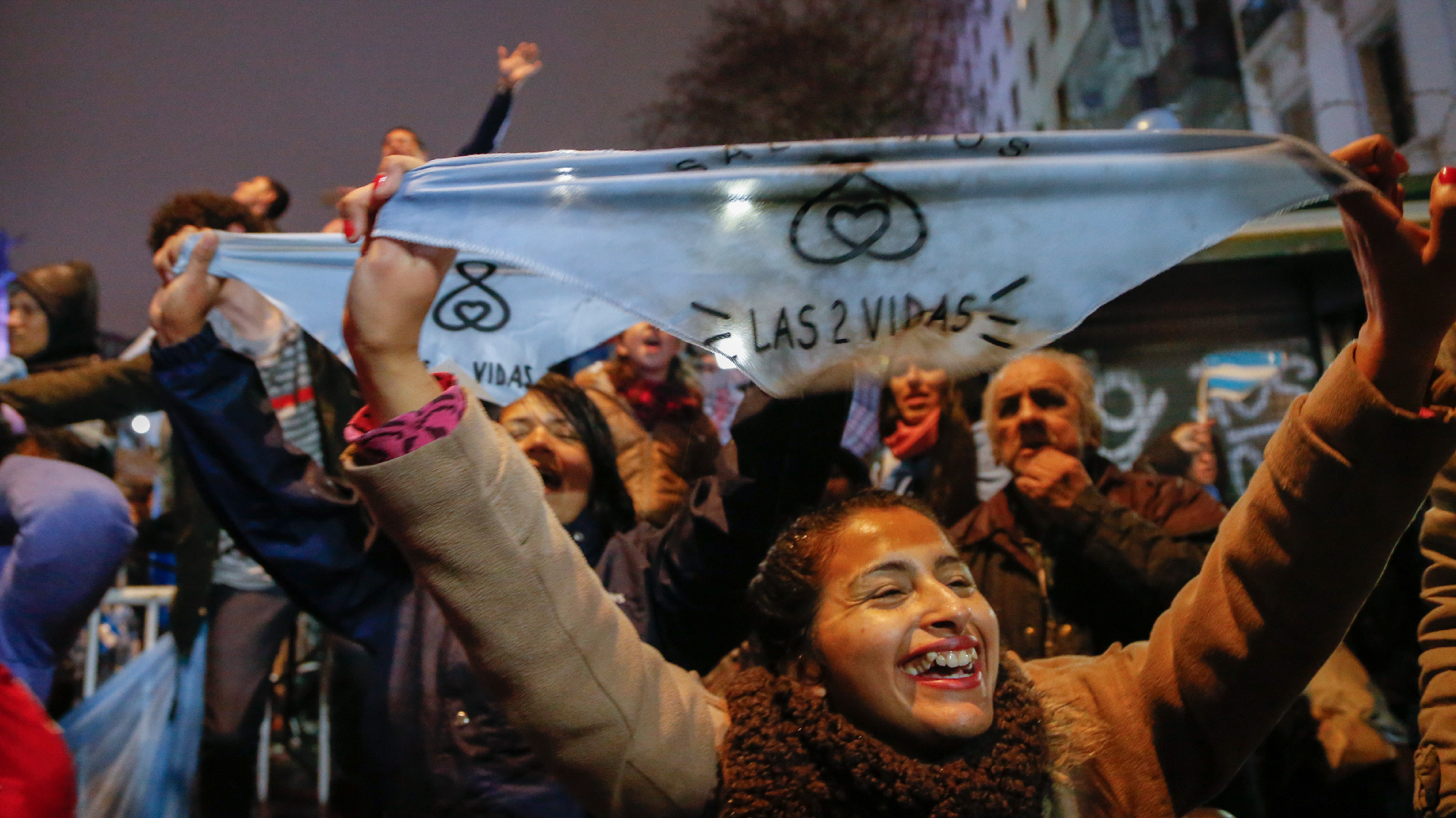 La plaza celeste, la noche de la sanción en Diputados (Nicolás Aboaf)