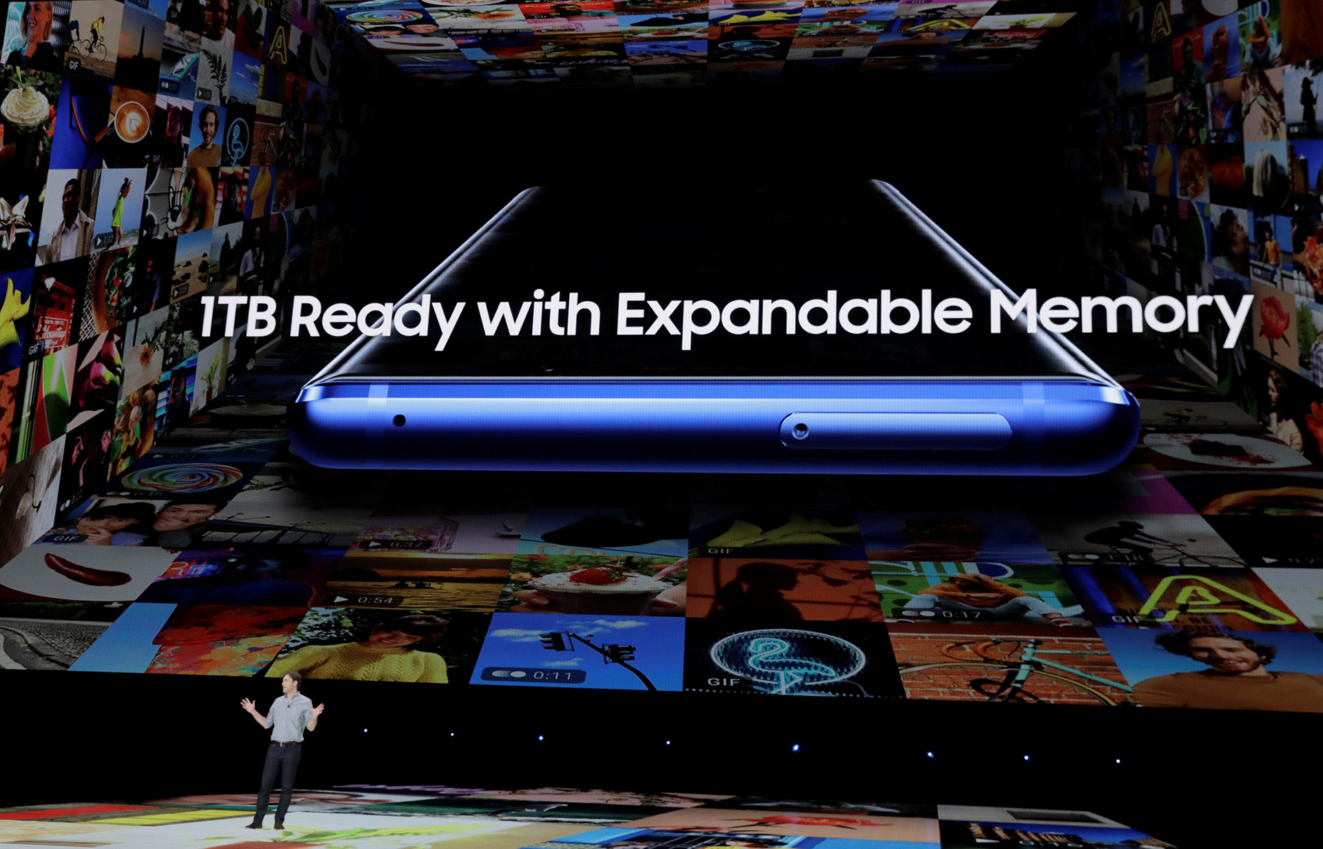 El modelo de 128 GB de almacenamiento tiene 6 GB de memoria RAM y el de 512 GB, cuenta con 8GB de RAM. (REUTERS/Lucas Jackson)