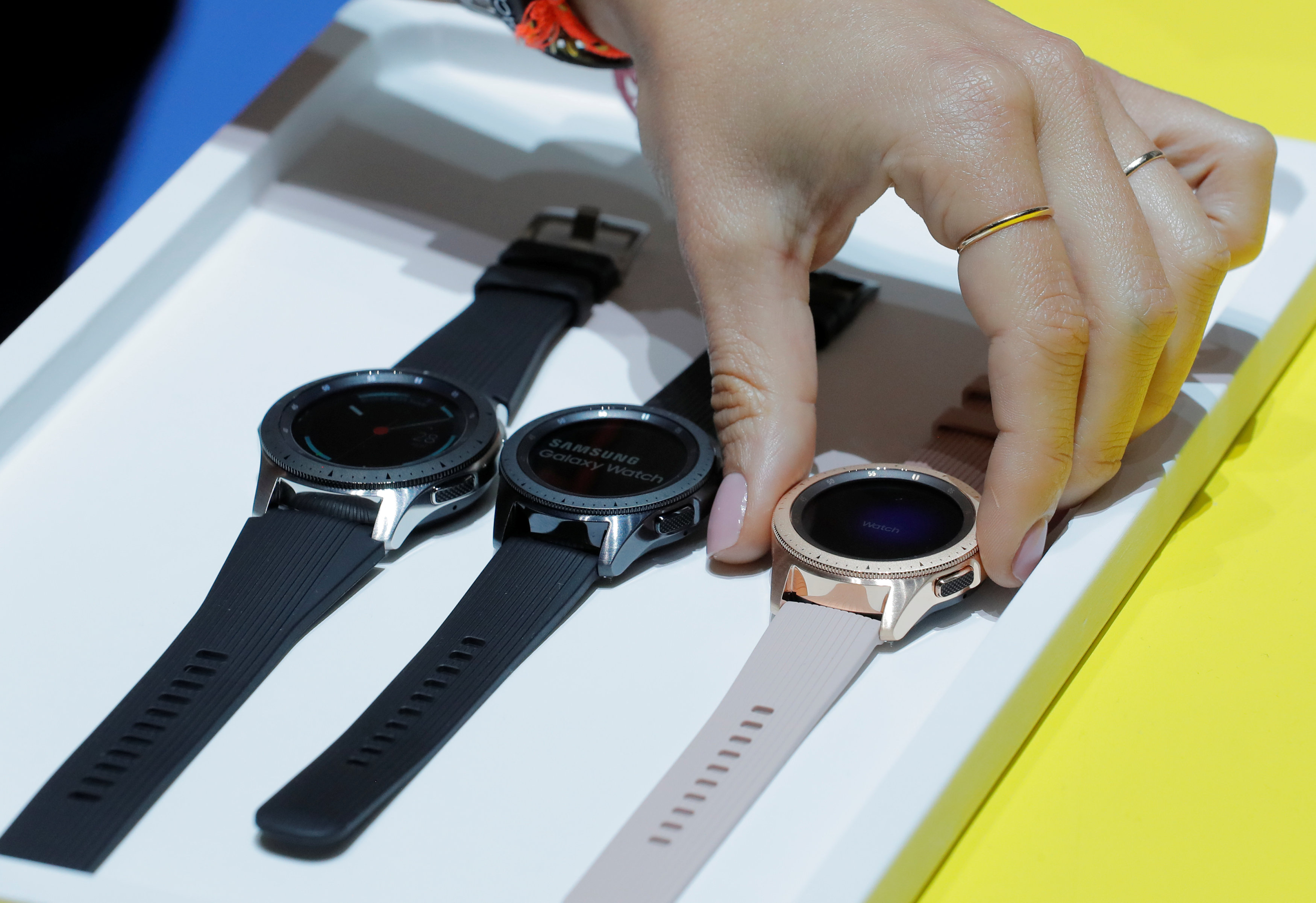 El celular viene en nuevos colores de esfera (Silver, Midnight Black y Rose Gold) y pulsera personalizables (REUTERS/Lucas Jackson).