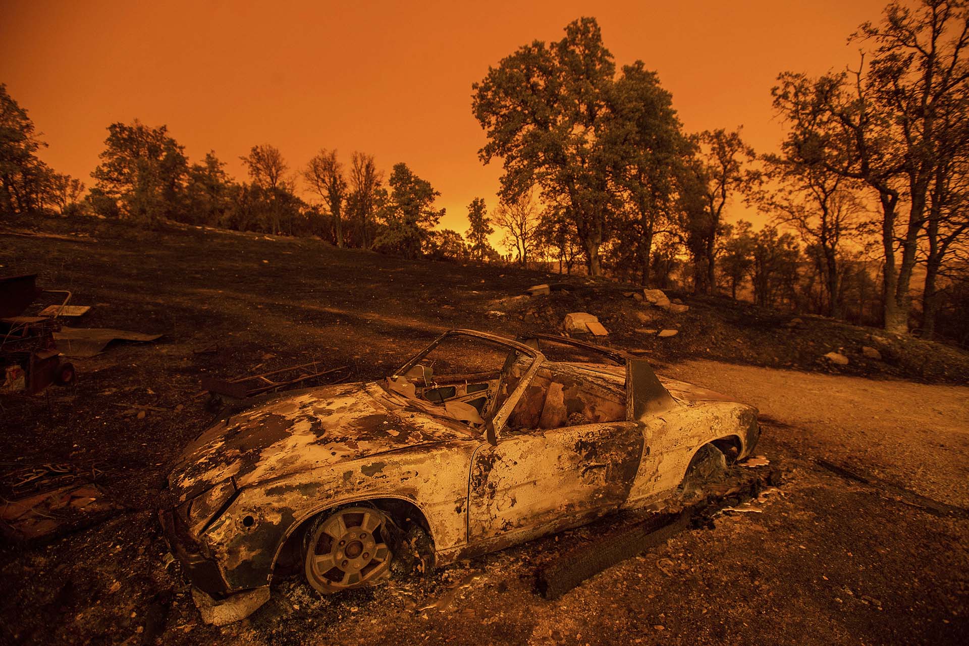 En estos momentos hay cerca de veinte incendios de importancia ardiendo en California, entre los que preocupan, especialmente, el fuego “Carr”, que ha arrasado 70.200 hectáreas; y el de “Ferguson”, que ha destruido 37.000 hectáreas