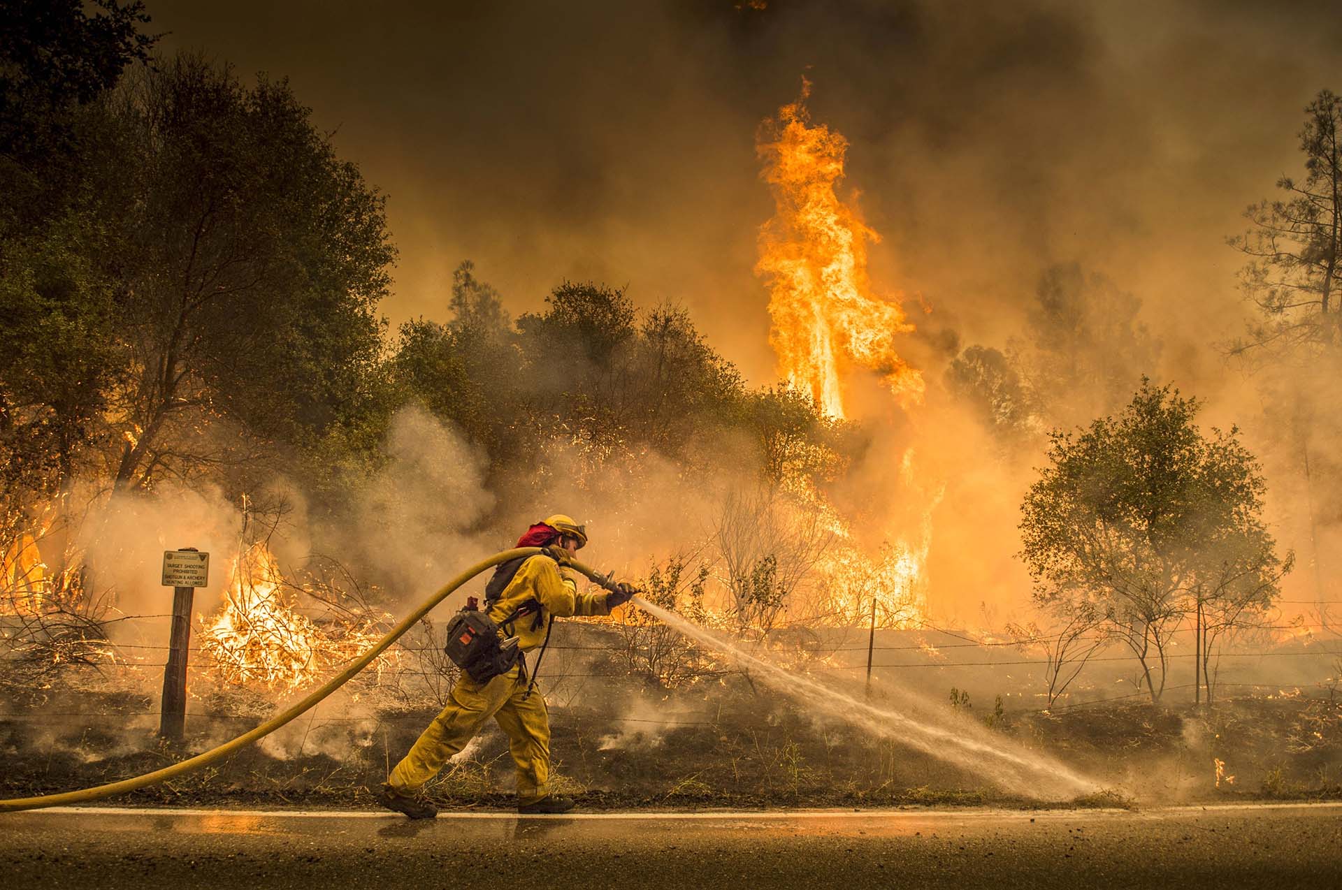 Impulsado por las altas temperaturas y el ambiente seco del verano californiano, el fuego provocó que las autoridades ordenaran la evacuación de varias áreas de los condados de Mendocino, Lake y Colusa