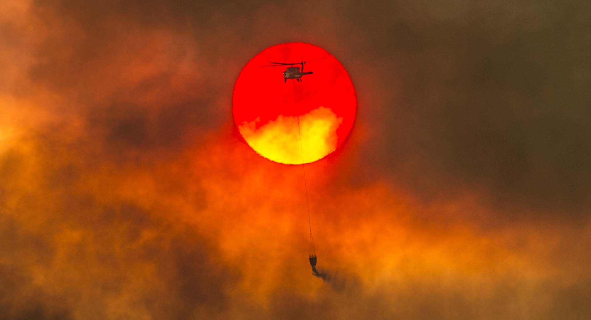 Impulsado por las altas temperaturas y el ambiente seco del verano californiano, el fuego provocó que las autoridades ordenaran la evacuación de varias áreas de los condados de Mendocino, Lake y Colusa