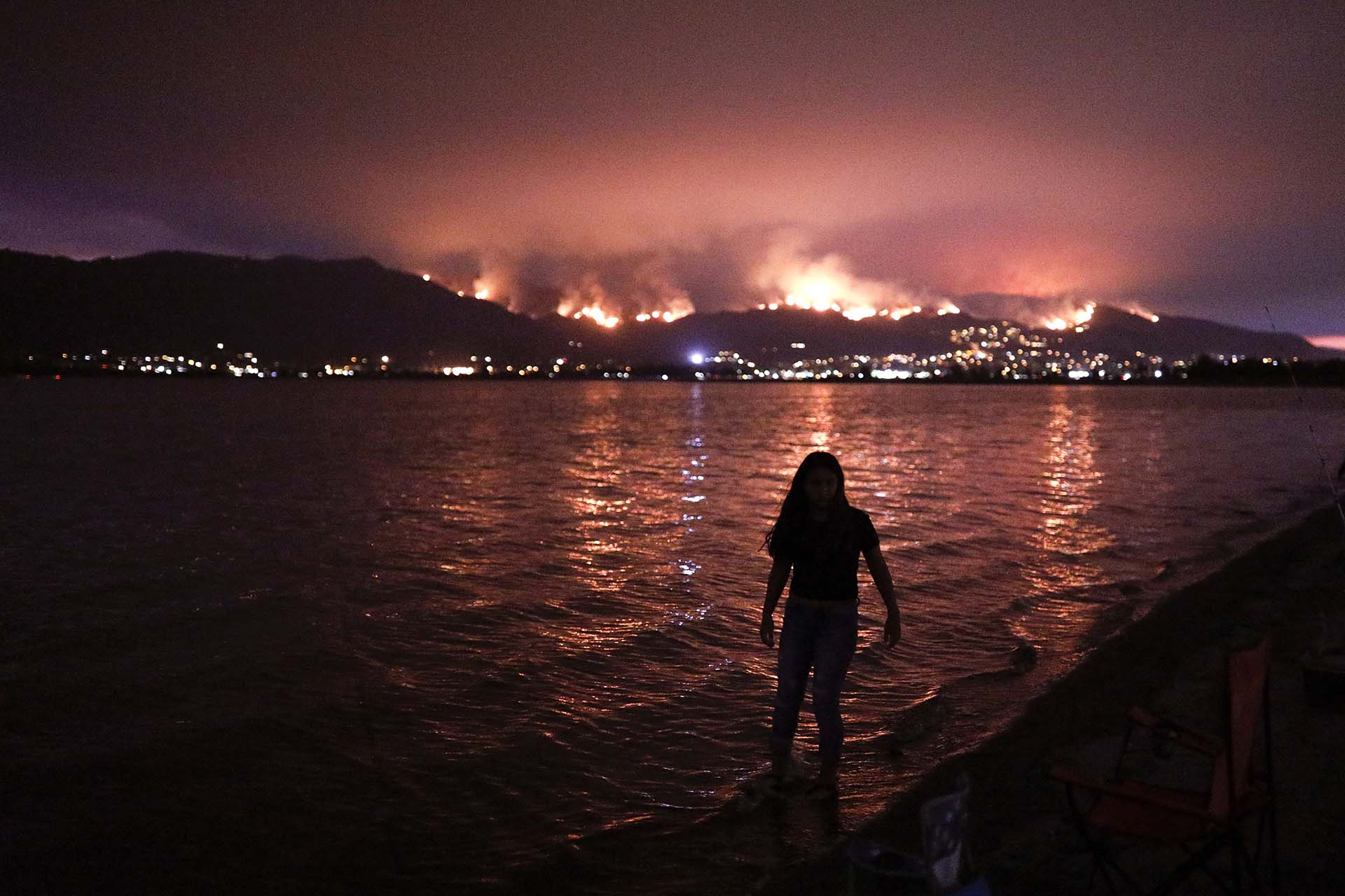 El Departamento Forestal y de Protección Contra Incendios de California (Cal Fire) precisó en su informe diario que este fuego ha sido controlado al 47%, un dato que refleja el avance de los servicios de emergencia contra un incendio que el martes estaba contenido en un 34%