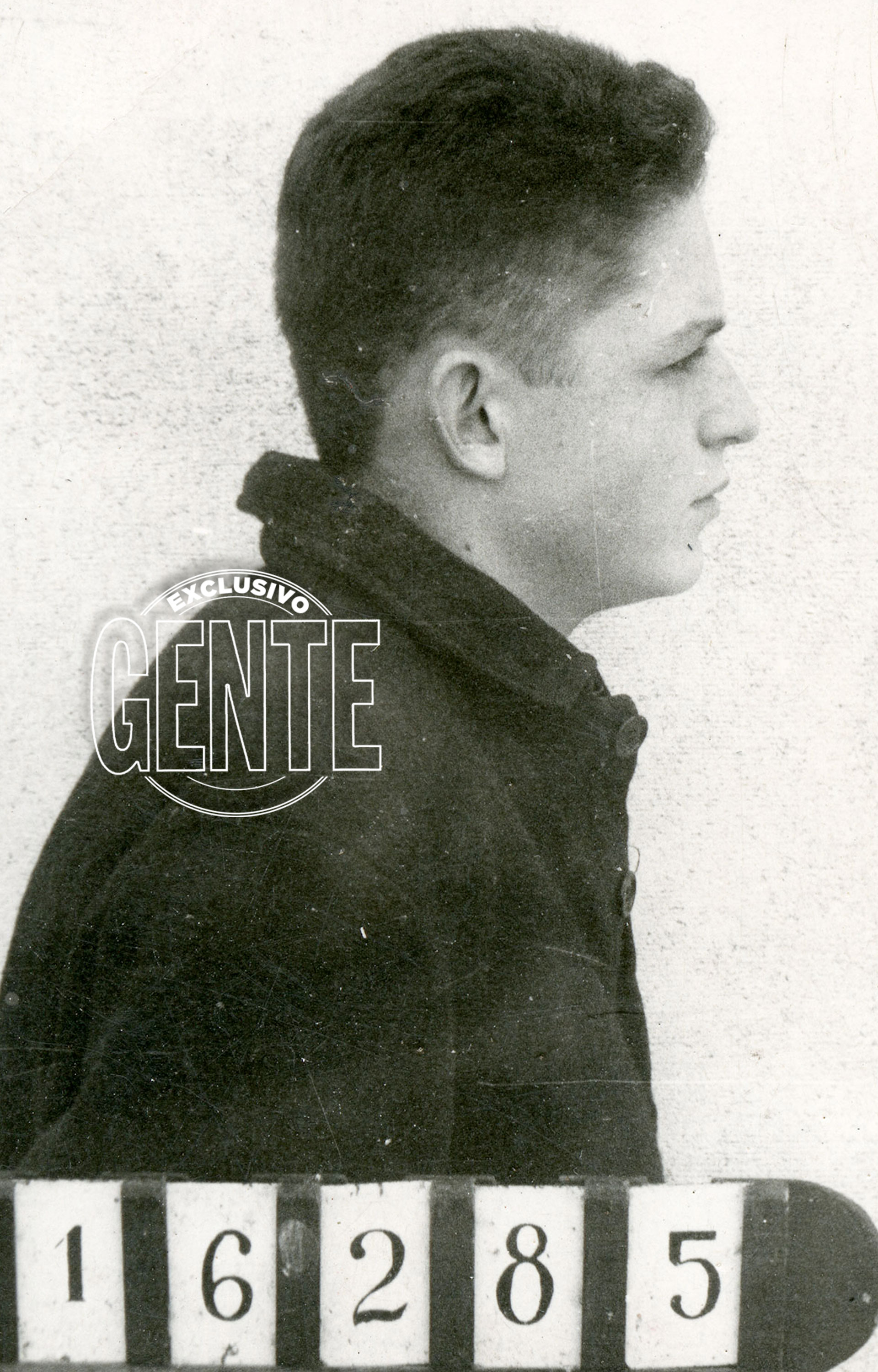De frente y de perfil, de cara a la ley. Detenido, a los 20 años Robledo Puch se despidió de su abundante cabellera y pasó a ser un interno más.