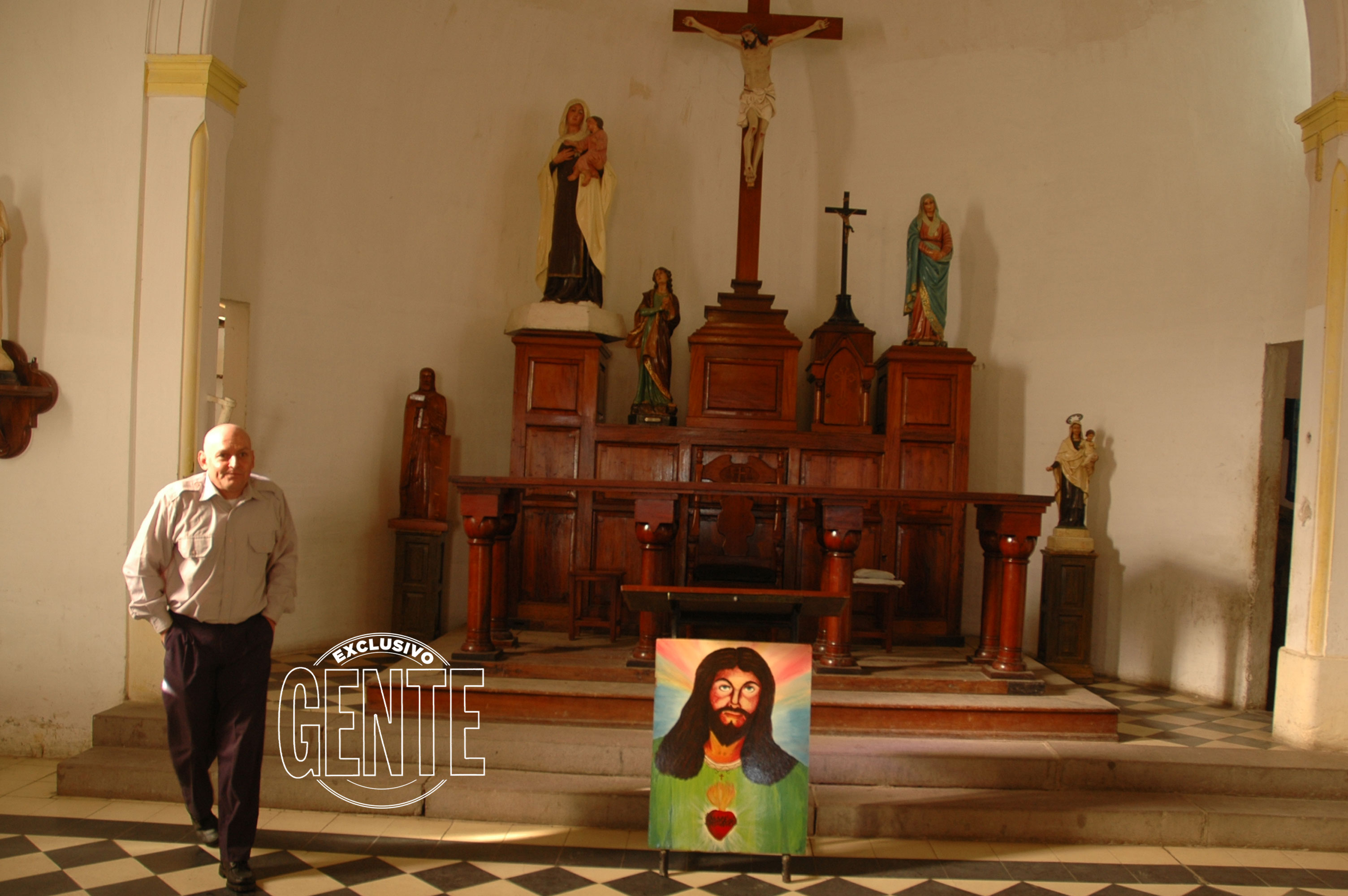 En una época, según confesaba, rezaba todas las noches. Y algunas veces visitaba la capilla del penal. Introvertido, Robledo se relacionó con poca gente dentro de su prisión y encontraba evasión en la pintura. Su mejor amiga fue una gata, con la que dormía abrazado. El preso más famoso de Sierra Chica no recibe visitas… y nadie lo espera detrás de los muros.