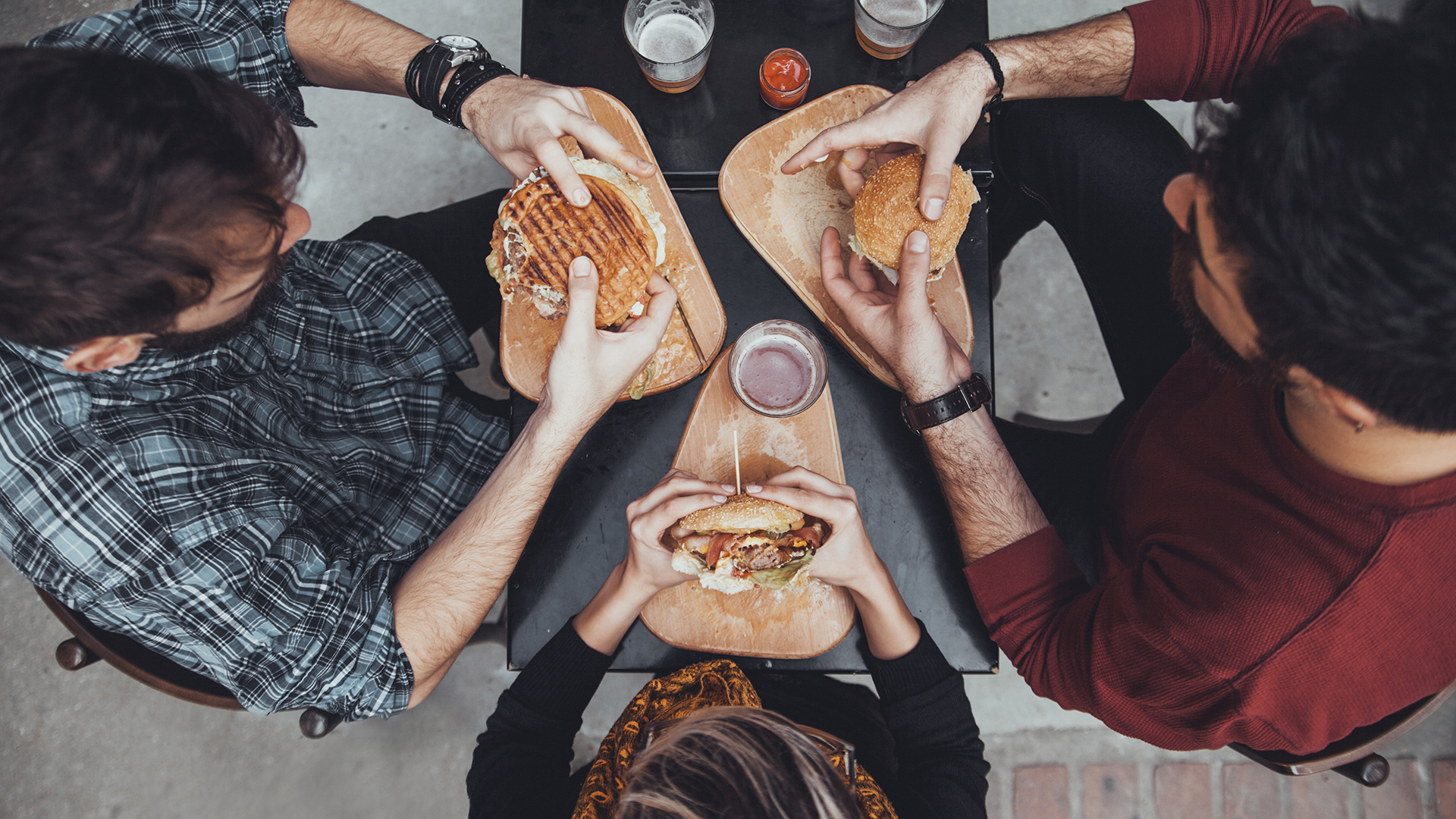 Aunque nos cuidemos con las comidas, si nos excedemos con el alcohol termina siendo contraproducente (Getty Images)
