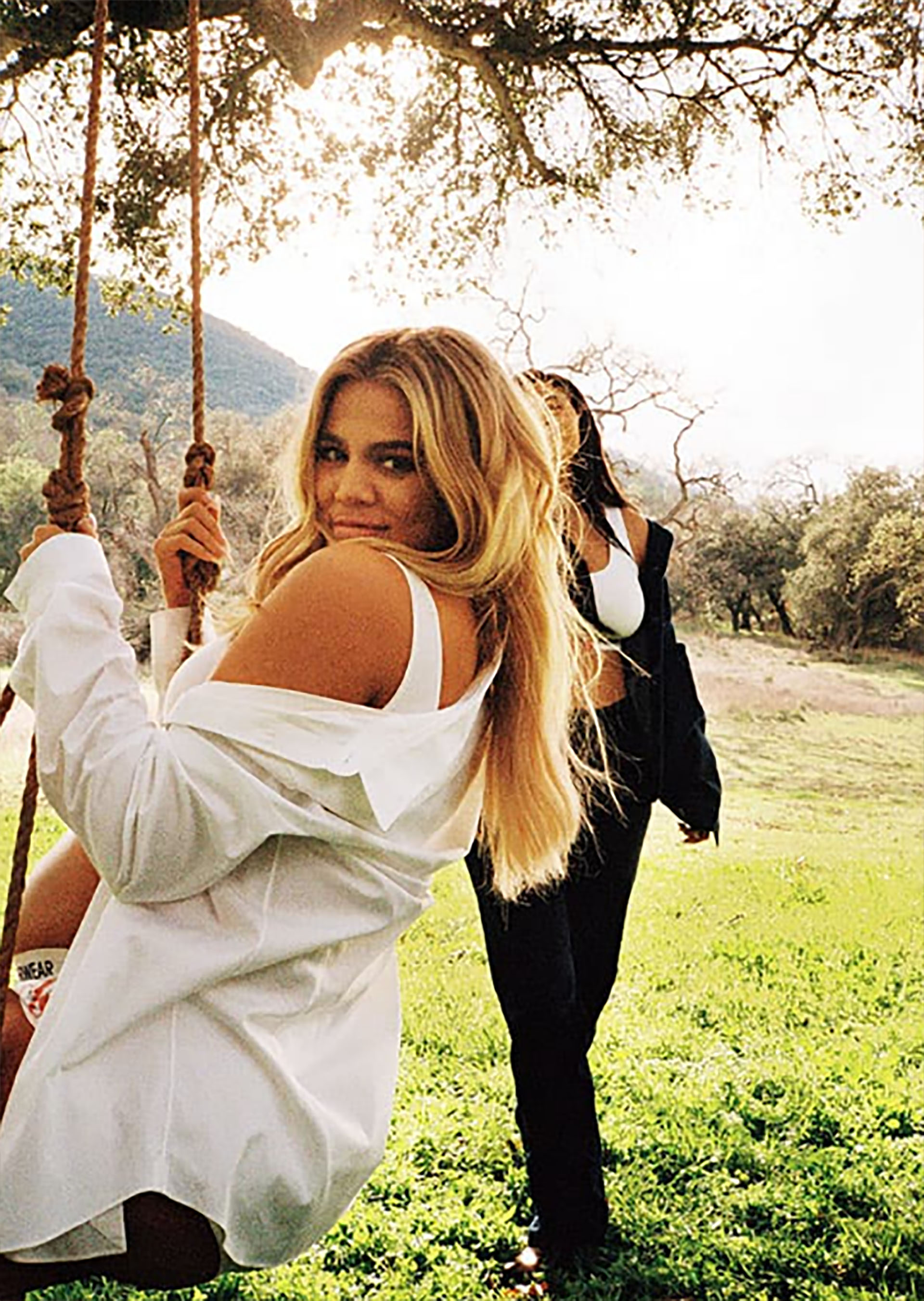 En el detrás de escena Khloe se subió a la hamaca que los directores creativos de la marca colgaron del árbol