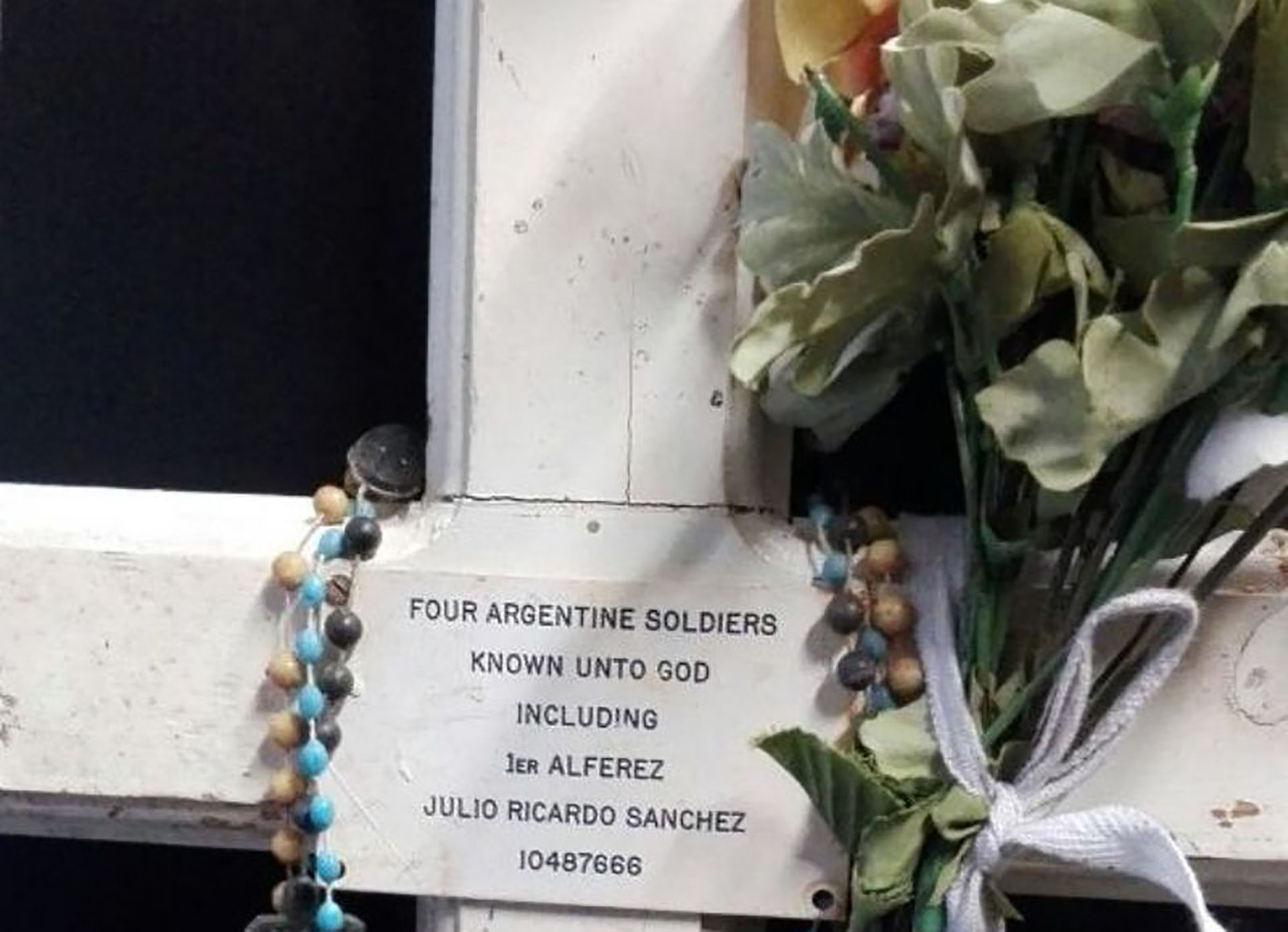 La tumba de Sánchez en 1983: los nombres de los tres soldados de la Fuerza Aérea -incluido el de Luna- no figuraban en ese entonces: “Cuatro soldados argentinos solo conocidos por Dios, incluyendo al 1er alférez Ricardo Sánchez”, decía la sencilla placa