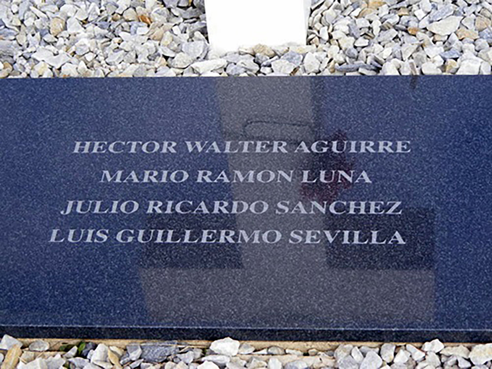 La tumba común en la que apareció el nombre de Mario Luna en 2004, luego de la reforma del cementerio de Darwin. Hasta ese momento había sido un Soldado Argentino Solo Conocido por Dios