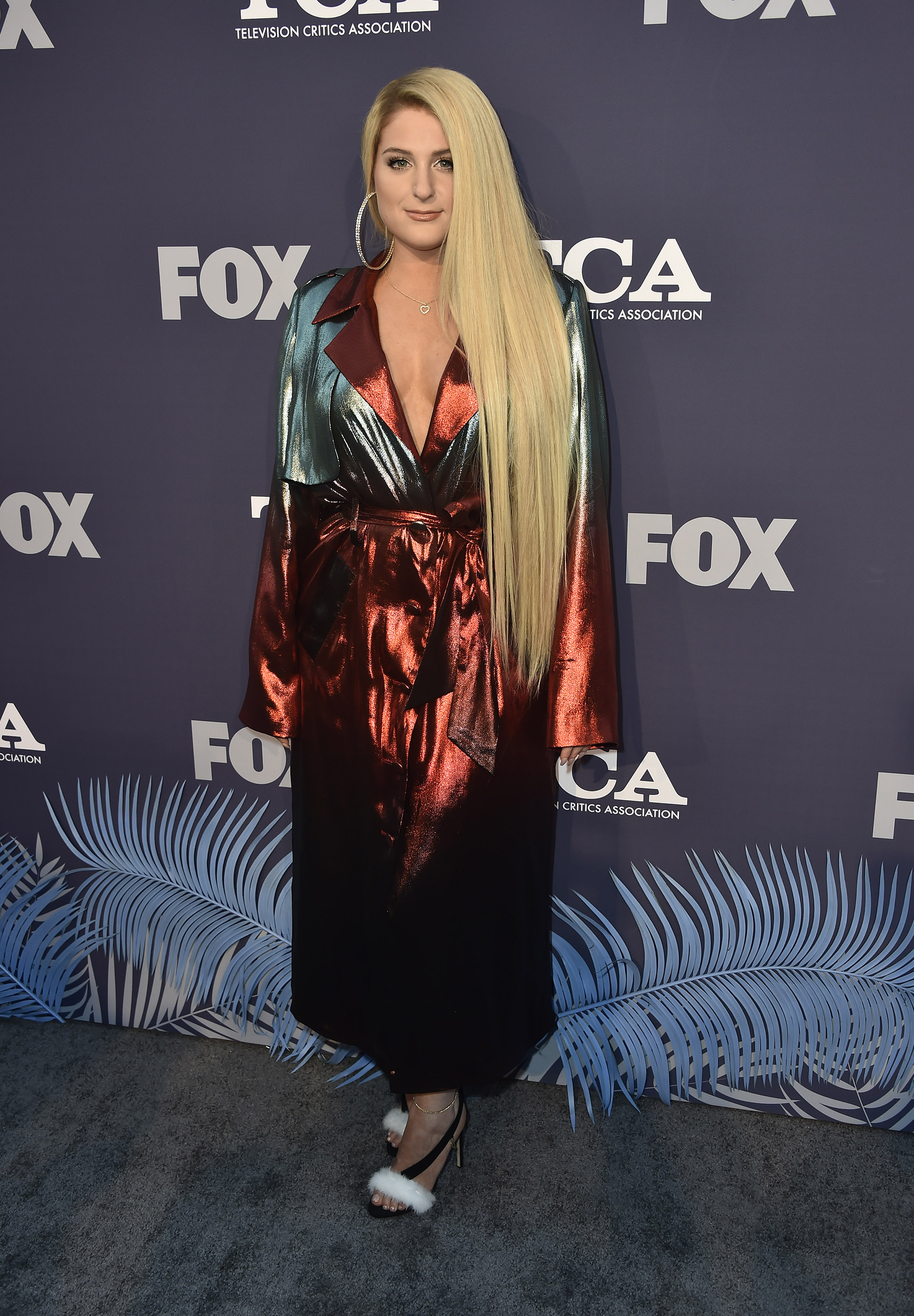 La larga melena rubia de Meghan Trainor acaparó todas las miradas