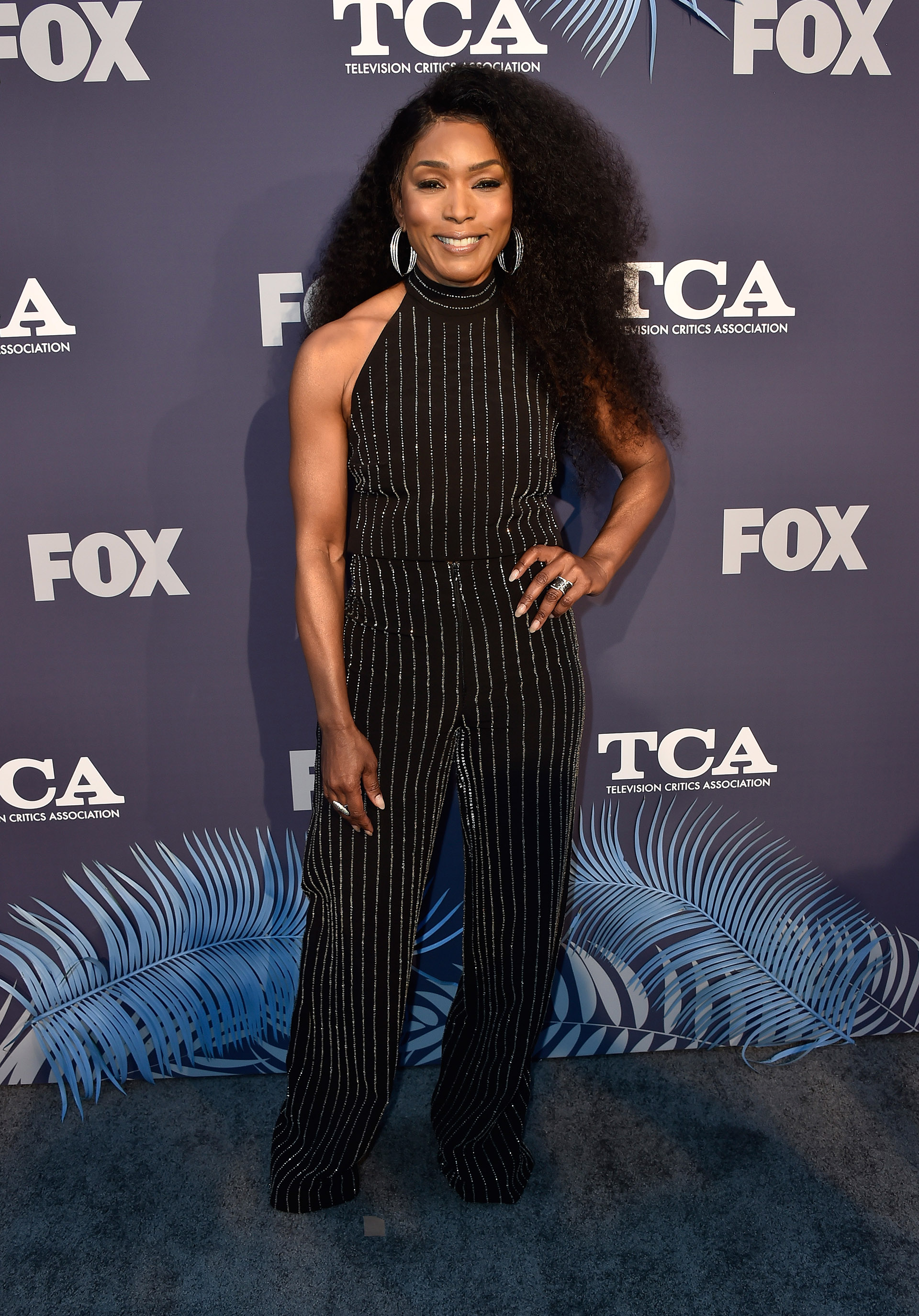 Angela Bassett y un entero negro con finas líneas plata