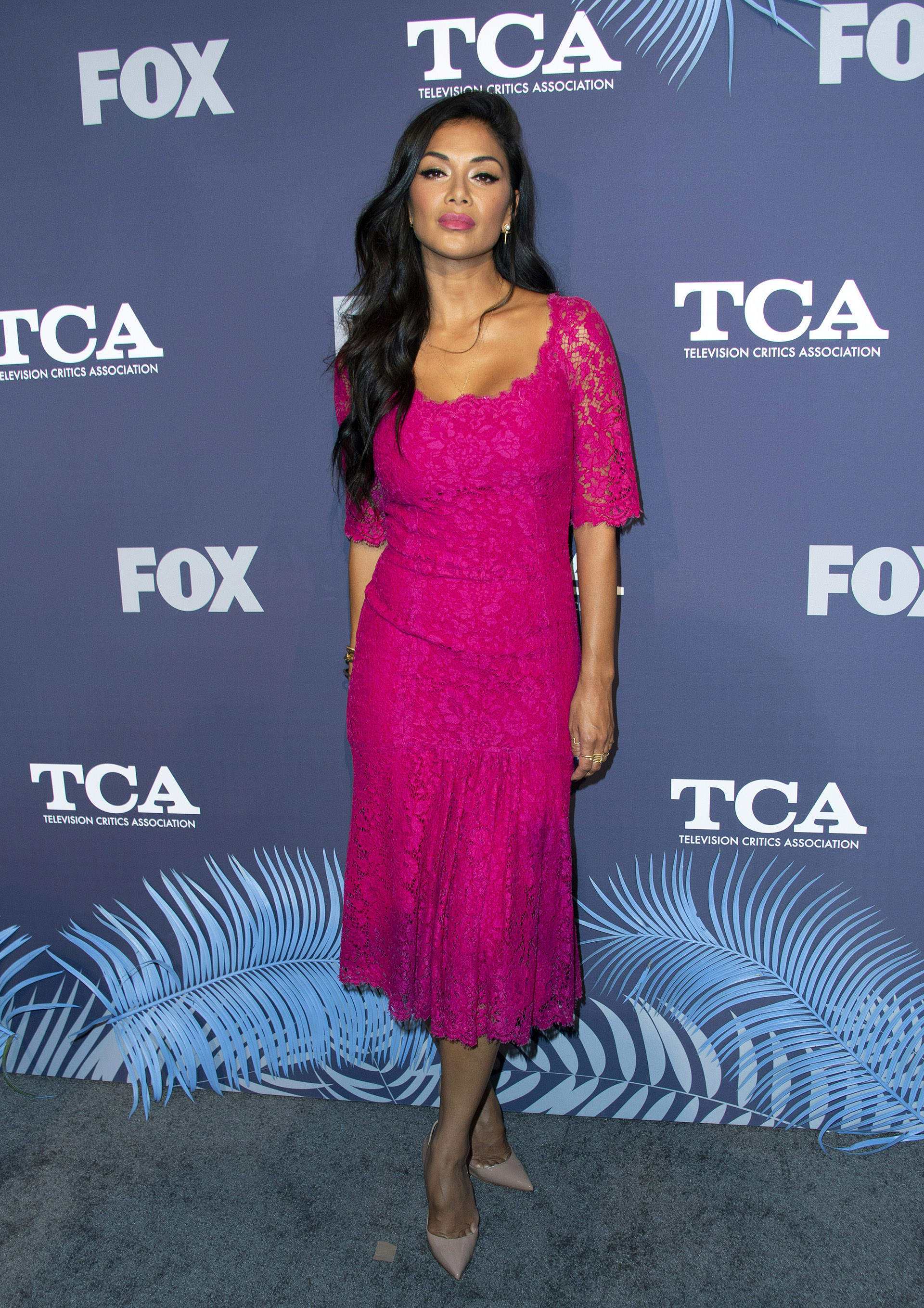 Nicole Scherzinger eligió el fucsia para lucir un vestido de encaje y stilettos nude