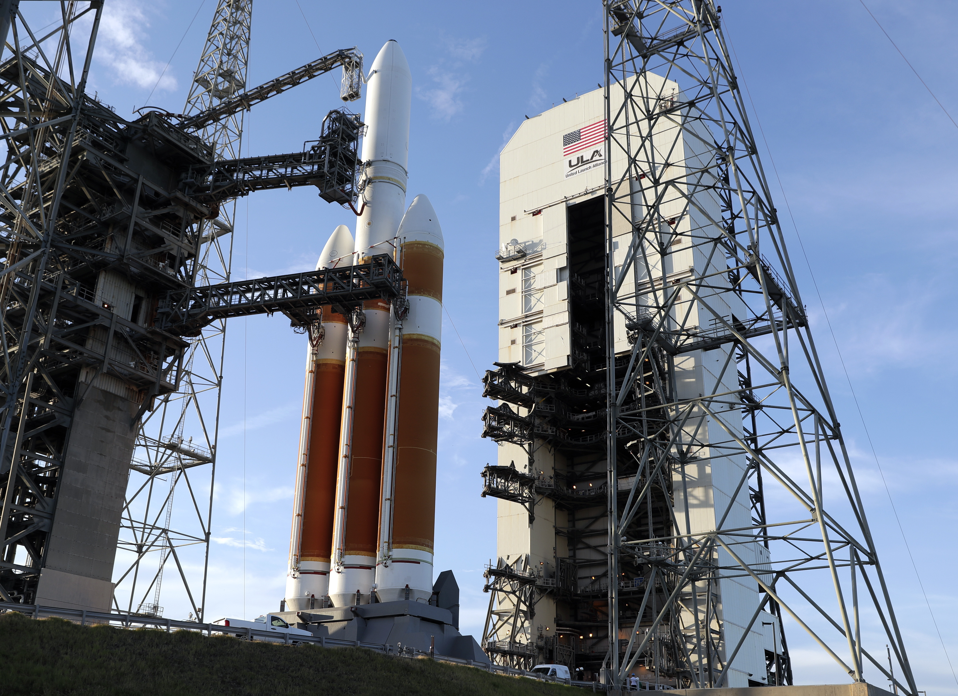 Un cohete Delta IV rocket en el Kennedy Space Center, Cabo Cañaveral. (AP Photo/John Raoux)