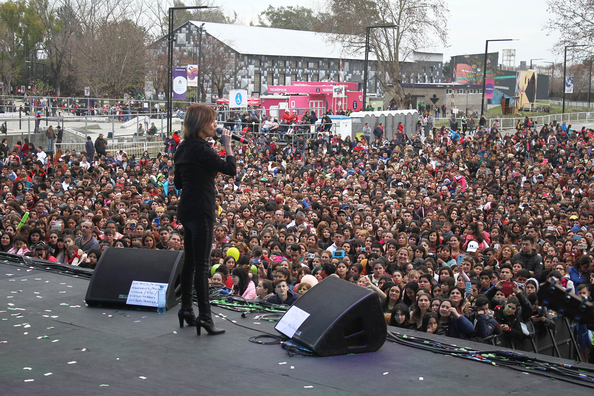 Una multitud siguió de cerca a la cantante