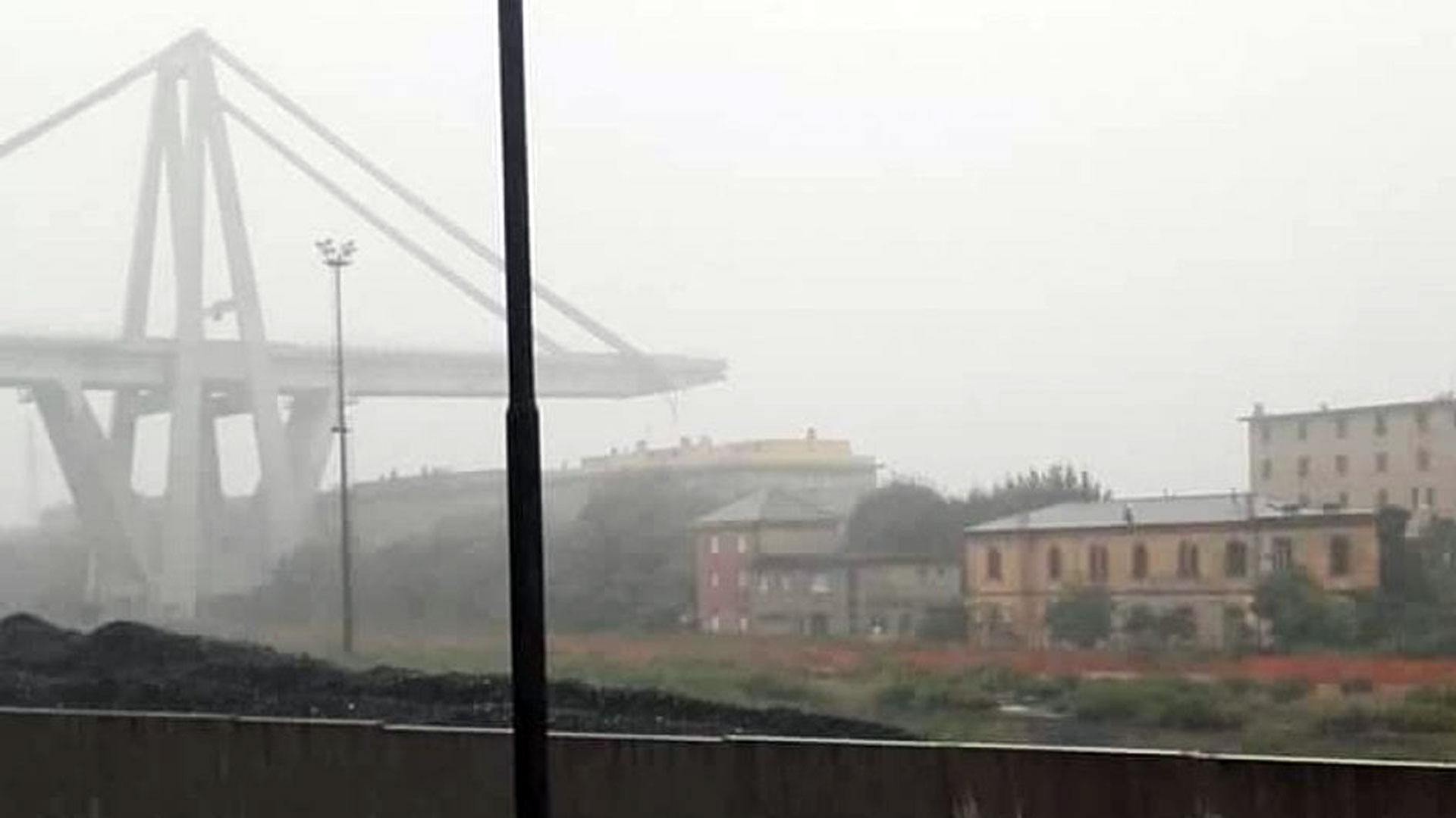 El puente conecta la ciudad con la zona costera del oeste