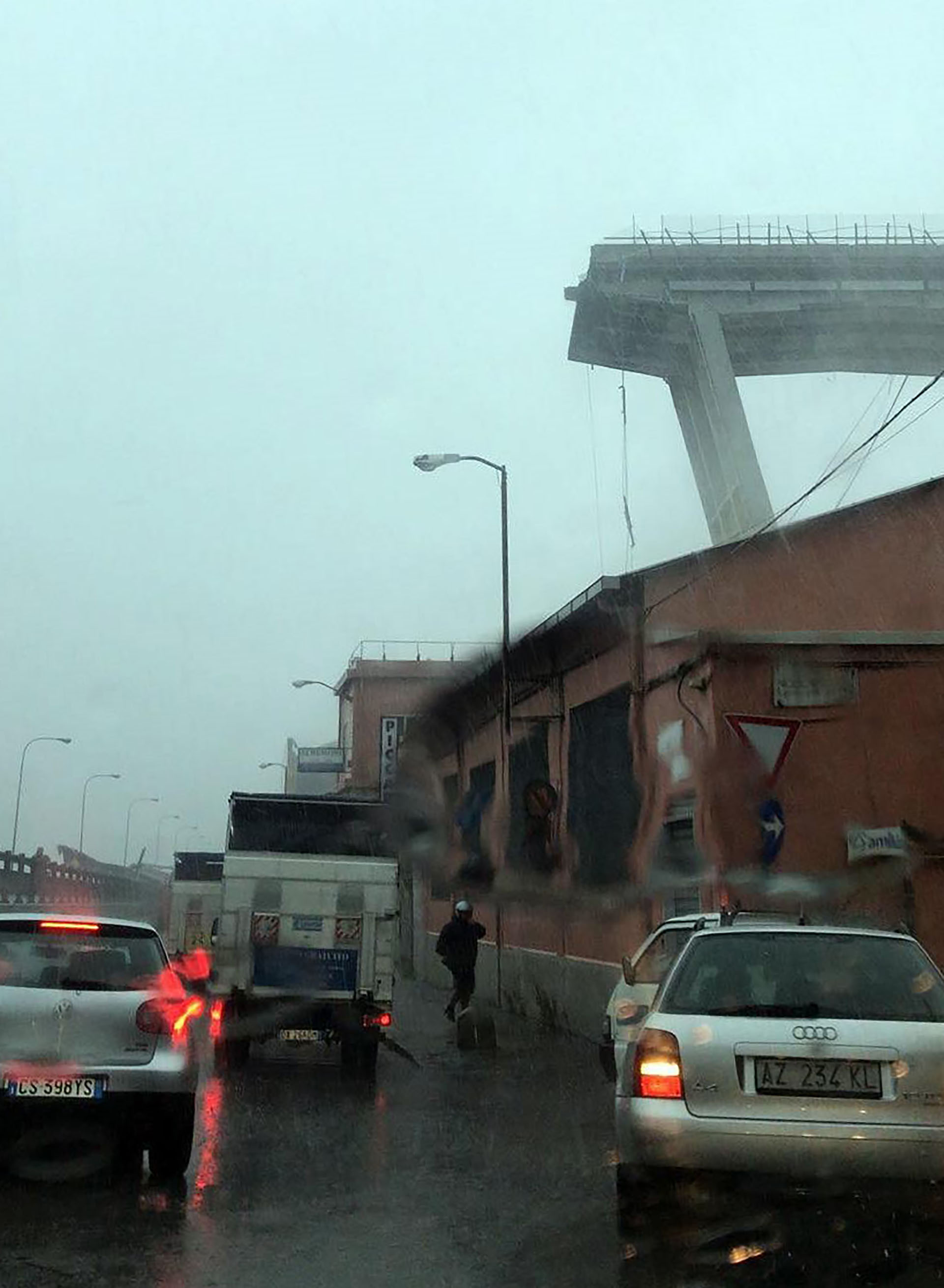 Varios miembros de los equipos de rescate trabajan en el lugar donde se desplomó un viaducto sobre la autopista A10 en Génova (EFE)