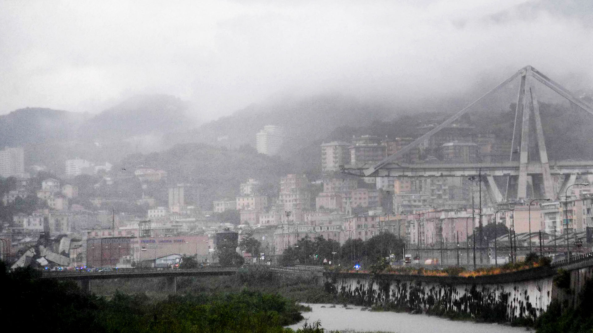 Lo que queda del puente y la ciudad por detrás (AP)