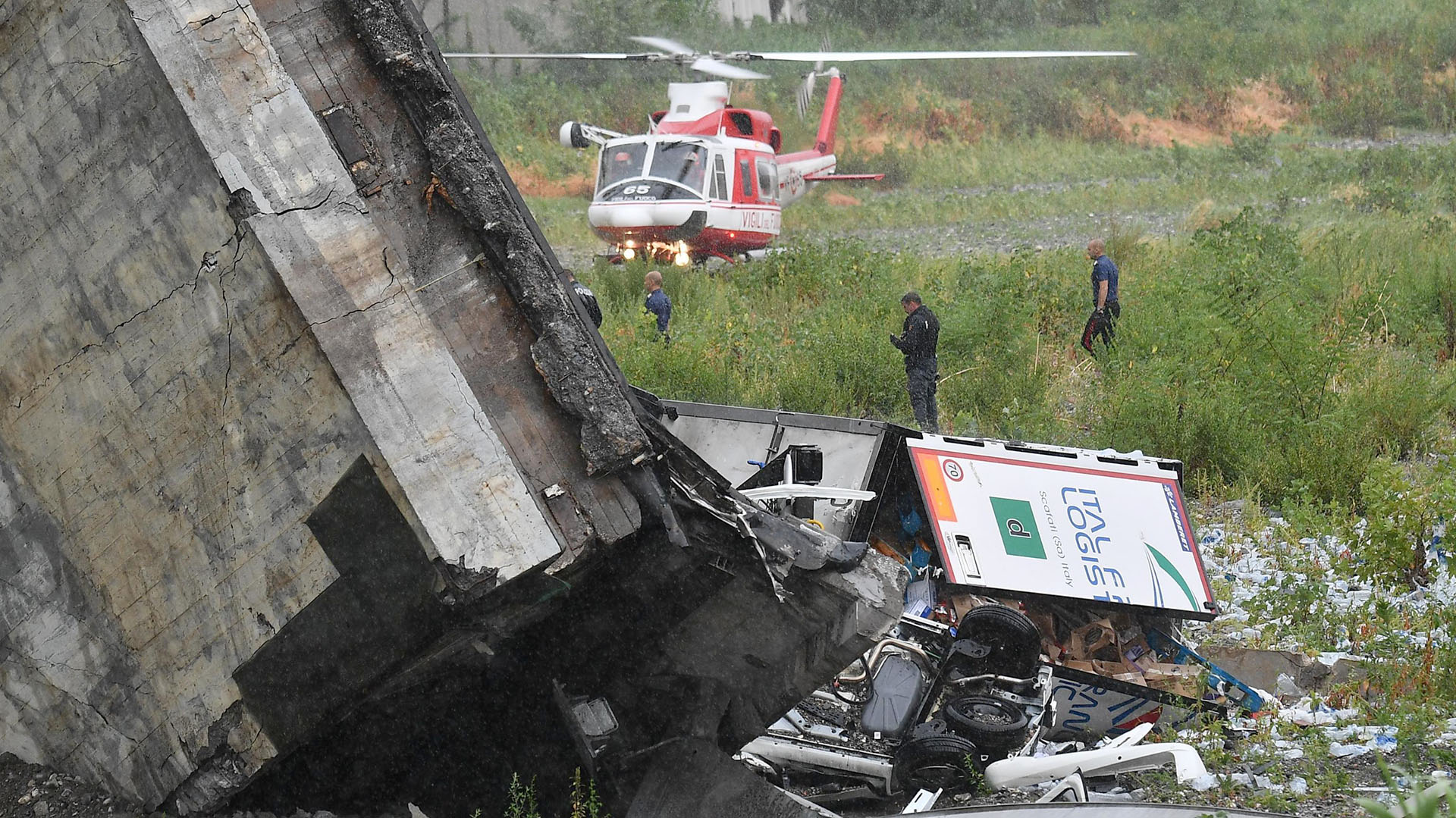 Un helicóptero perteneciente a los rescatistas, junto a los escombros (AP)