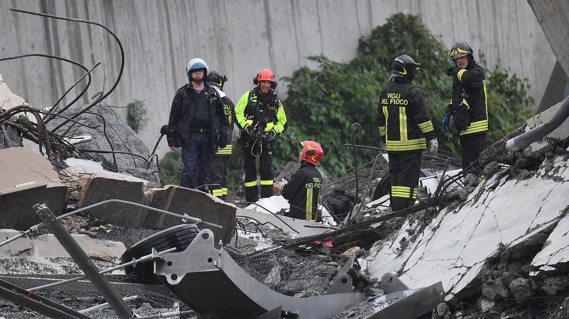 Rescatistas trabajan entre los escombros (AP)