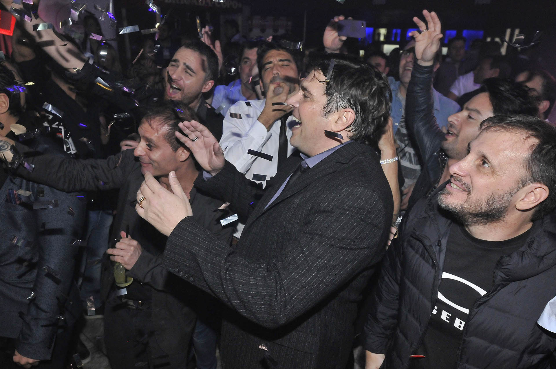 A lo largo de la noche, hubo barra de tragos y sirvieron pizzas. Todos se divirtieron bailando y cantando