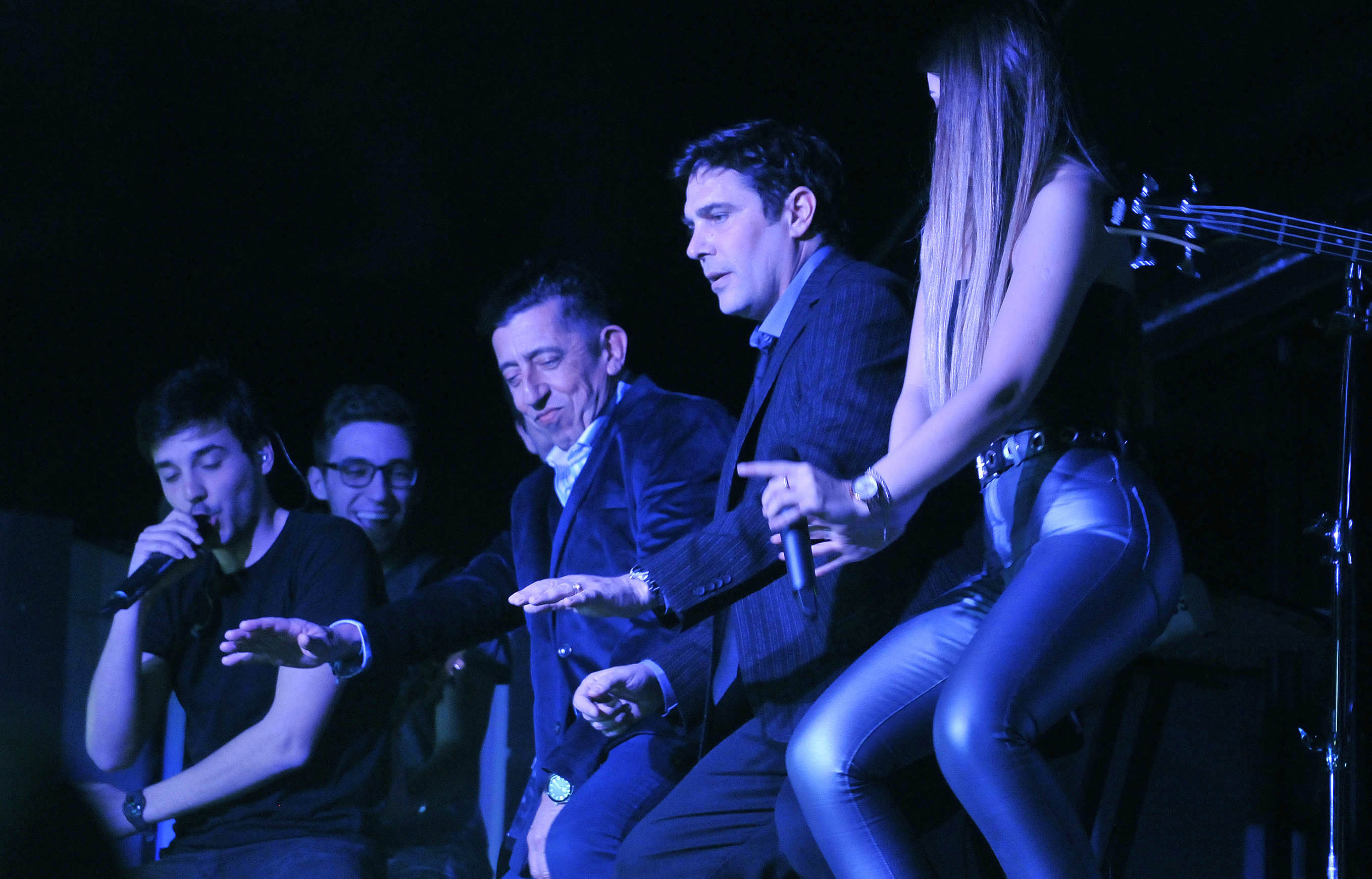 Los cumpleañeros bailando sobre el escenario