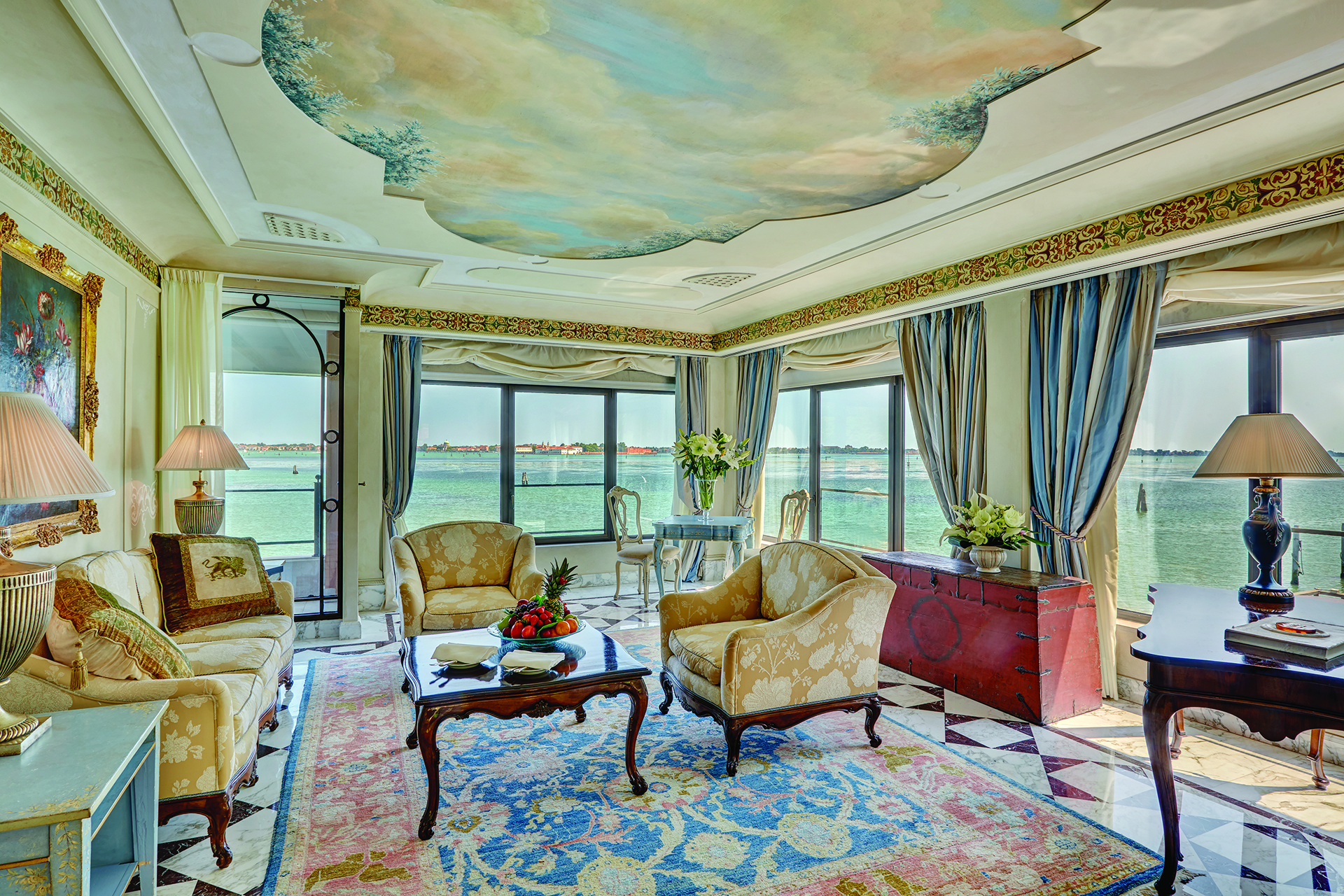Los salones, casi todos con frescos originales en el techo, cuentan con una vista 360 al Gran Canal gracias a los ventanales que bordean las estancias