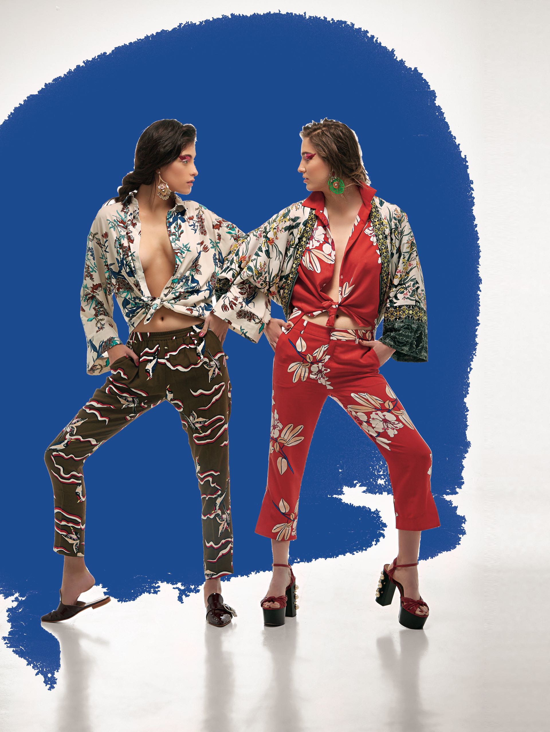Julieta: camisa con manga ancha estampada (India Style), pantalón babucha con estampa de pájaros ($ 4.752, Tommy Hilfiger) y mules de charol con hebilla (De María). Agustina: campera de seda estampada (India Style), camisa y pantalón con flores ($ 4.513 y $ 3.606, Mirta Armesto) y sandalias de cuero con perlas en el taco ($ 15.490, Paruolo)
