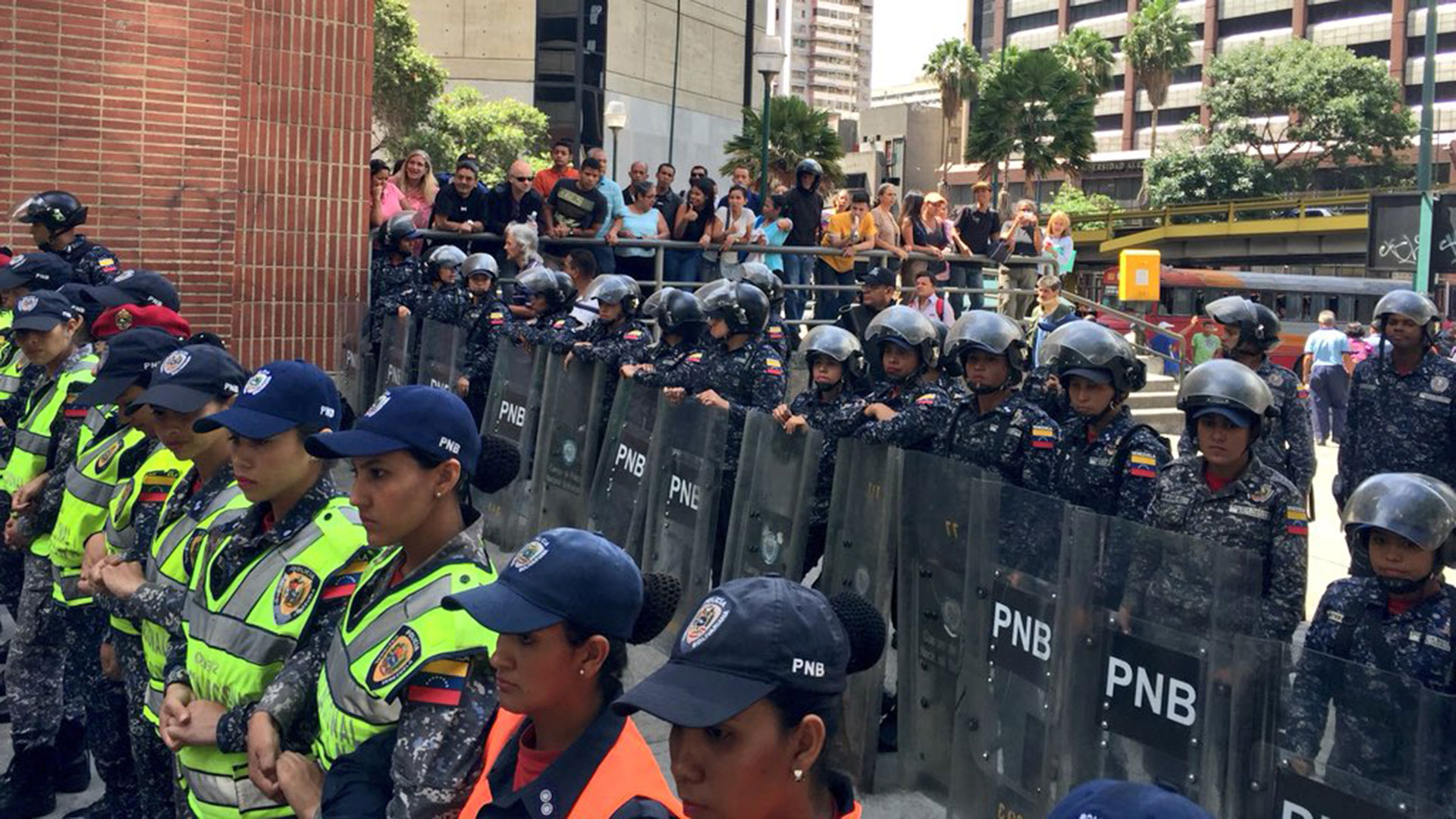 La movilización fue retenida a pocos metros de su salida