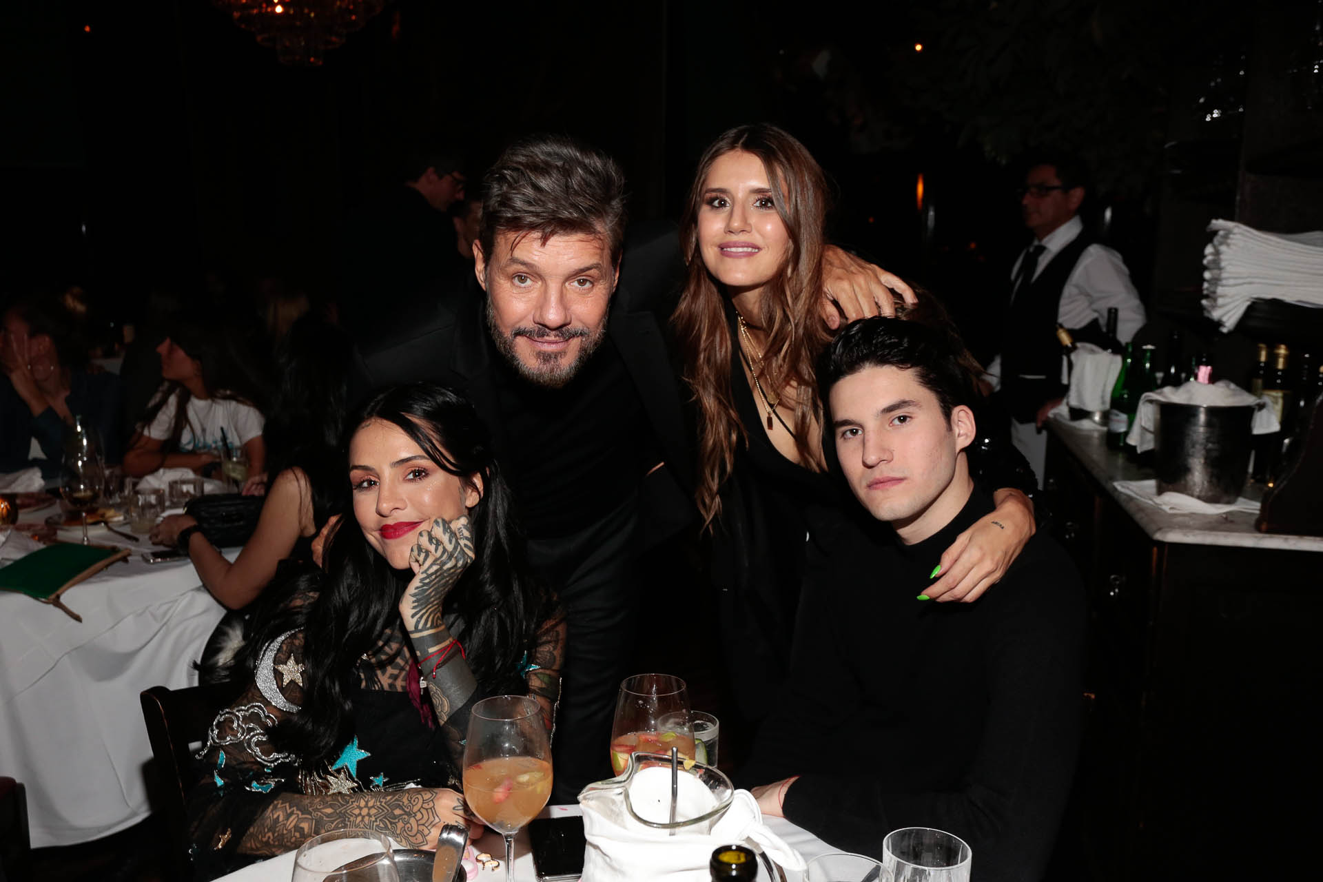Micaela Tinelli junto a sus hermanos, Candelaria y Francisco, y su padre Marcelo Tinelli en la presentación de la nueva colección de Ginebra en BAFWEEK (Christian Bochichio)