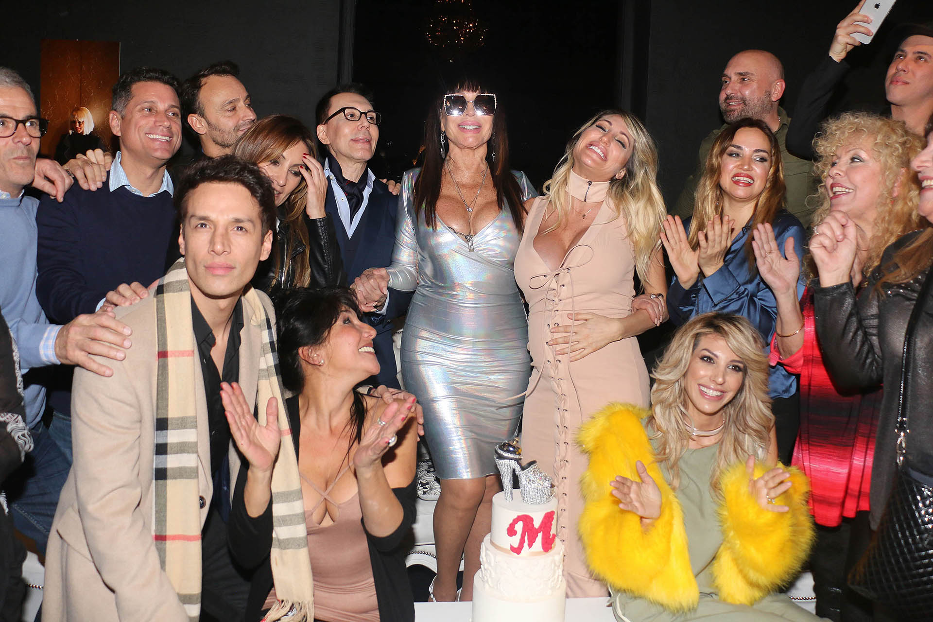 La foto con todos los invitados, entre los que también se encontraban Adrián Pallares y Belén Francese