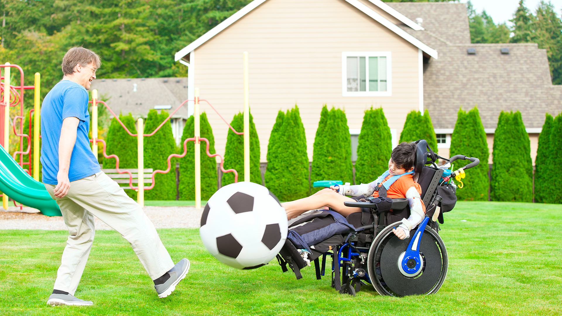 Jugar tiene múltiples funciones para los niños con discapacidad pero fundalmente es que se pueden divertir y se estimulan sus sentidos (Getty Images)
