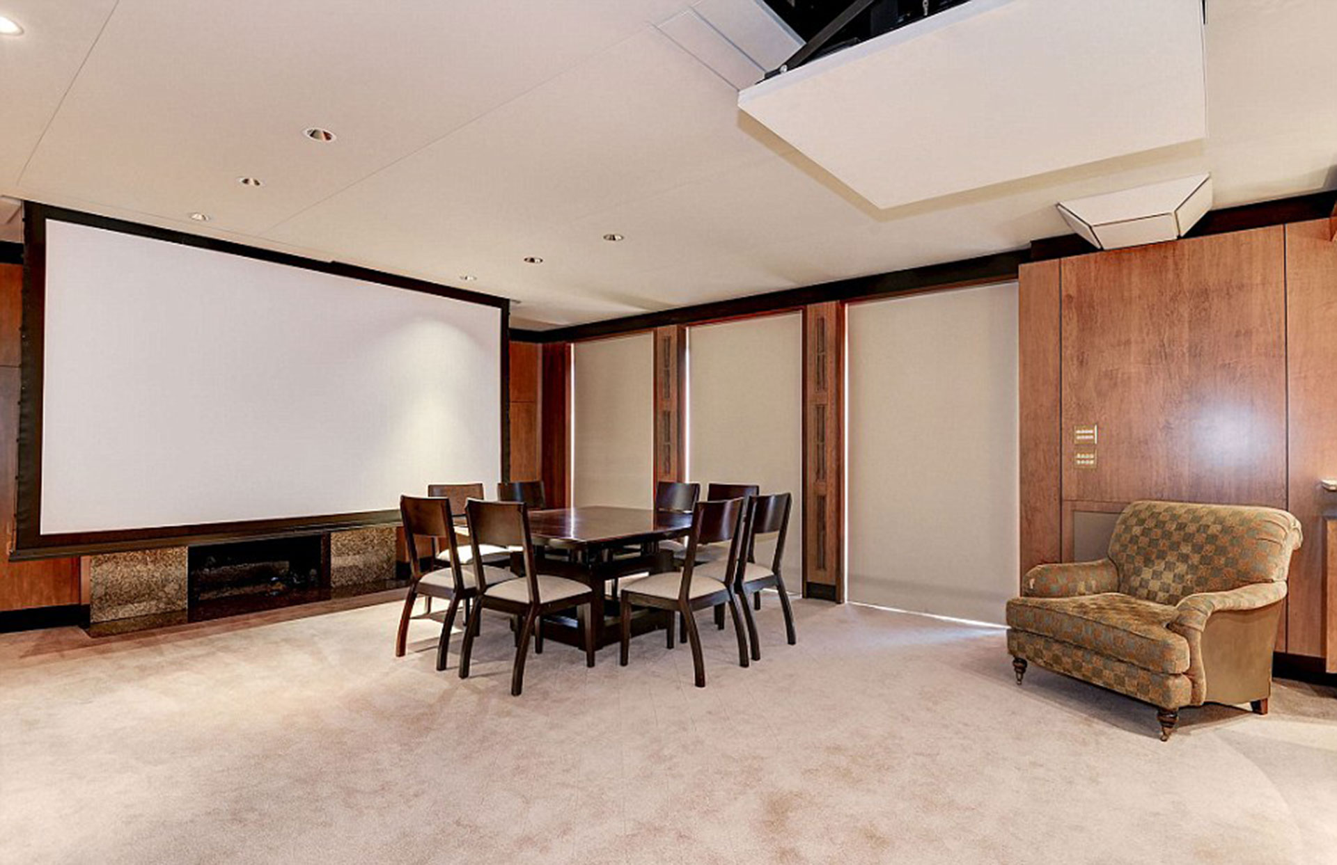 Una pantalla gigante y una mesa de reuniones en la misma habitación