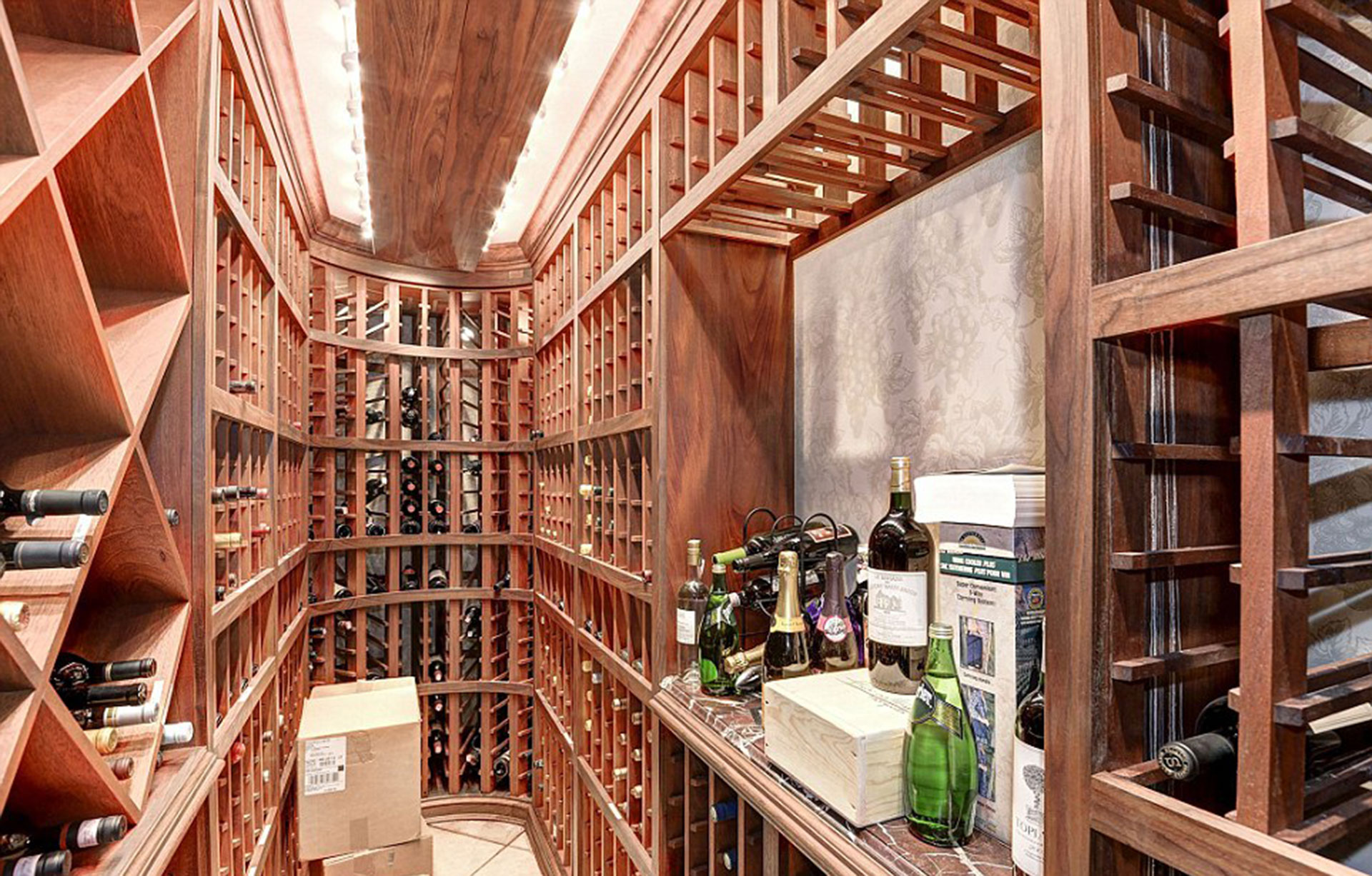 Una bodega gitante de vinos y distintos tipos de bebidas