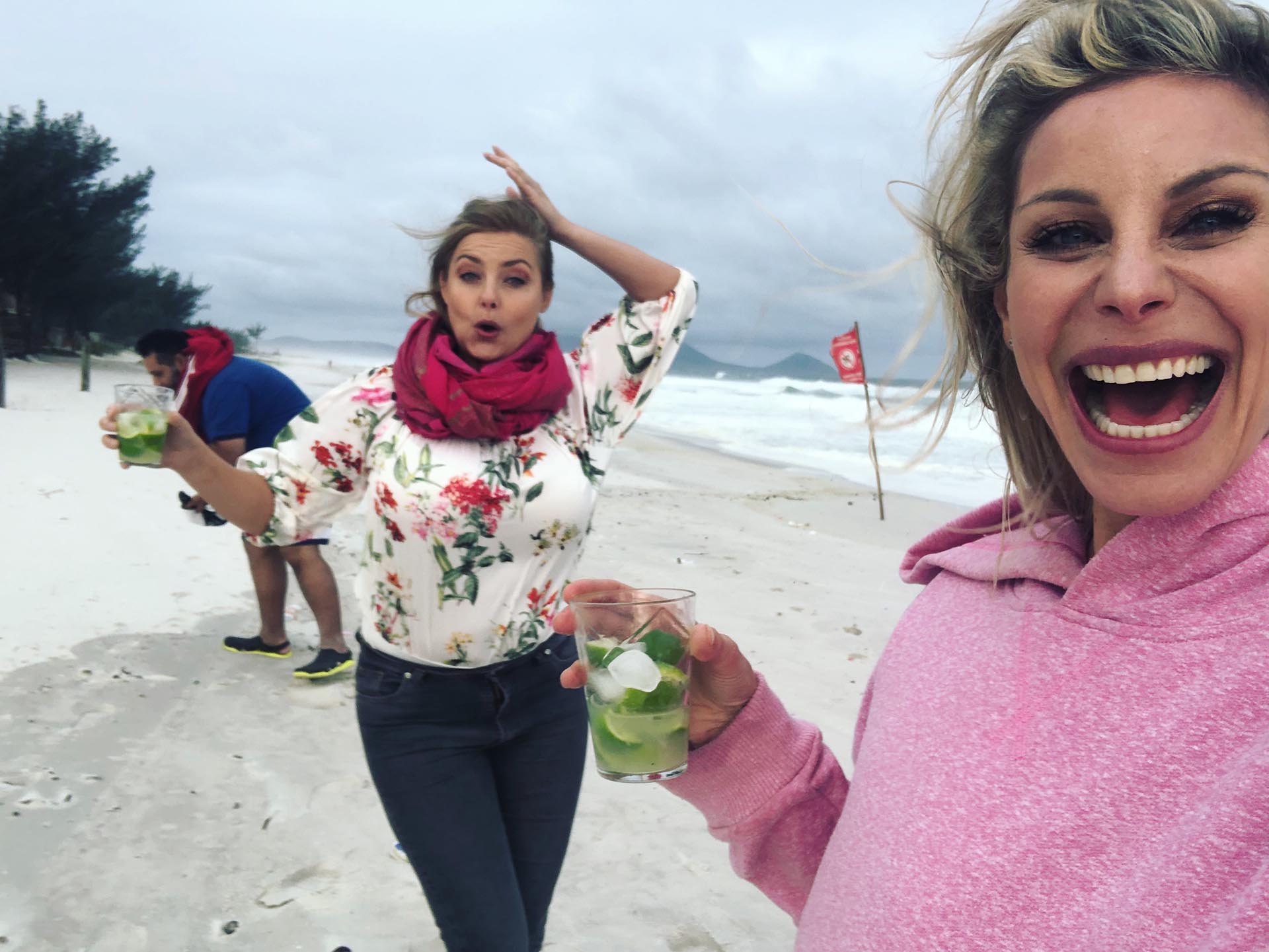 Luego de la producción Jimena y Paulina brindaron con una caipirinha en la playa