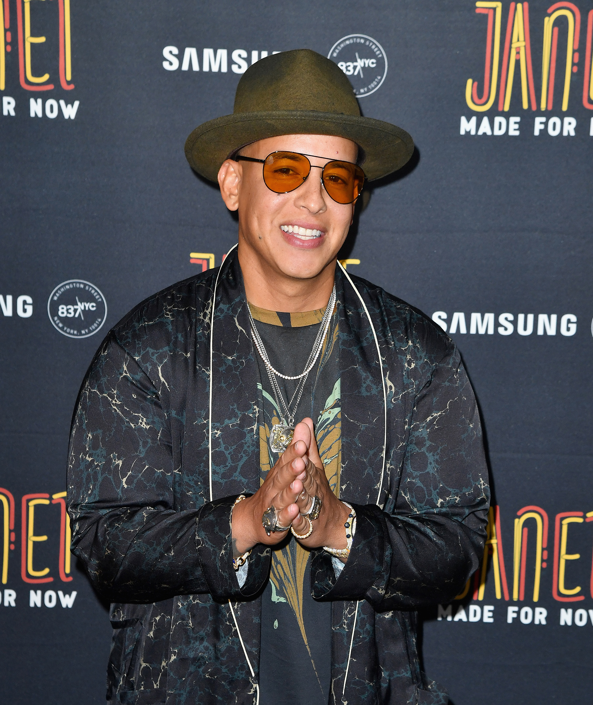 Daddy Yankee posa para la preña Internacional en la red carpet, en Nueva York