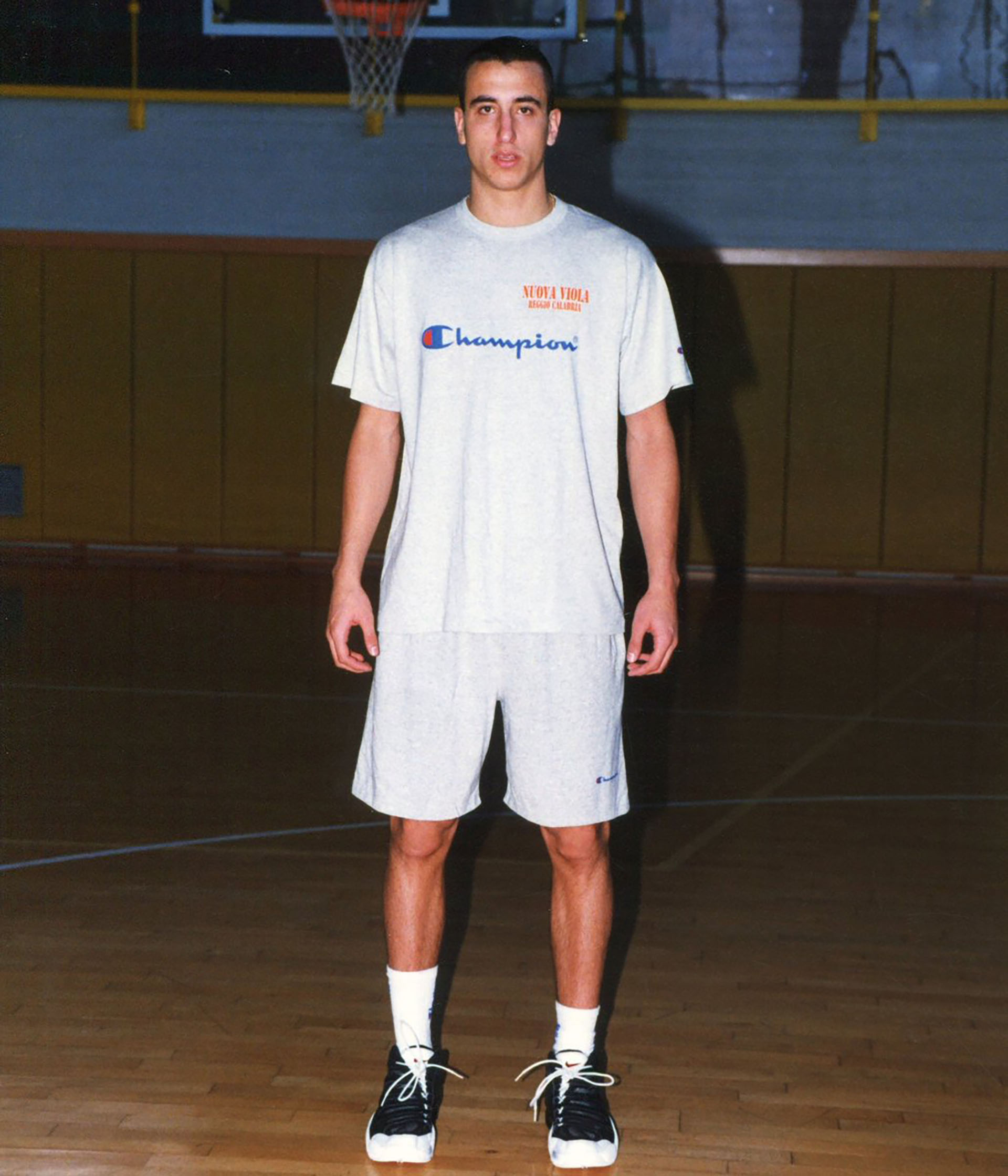 Un joven Manu en su primer entrenamiento en el Reggio Calabria, lo que fue su salto a Europa (@manuginobili)