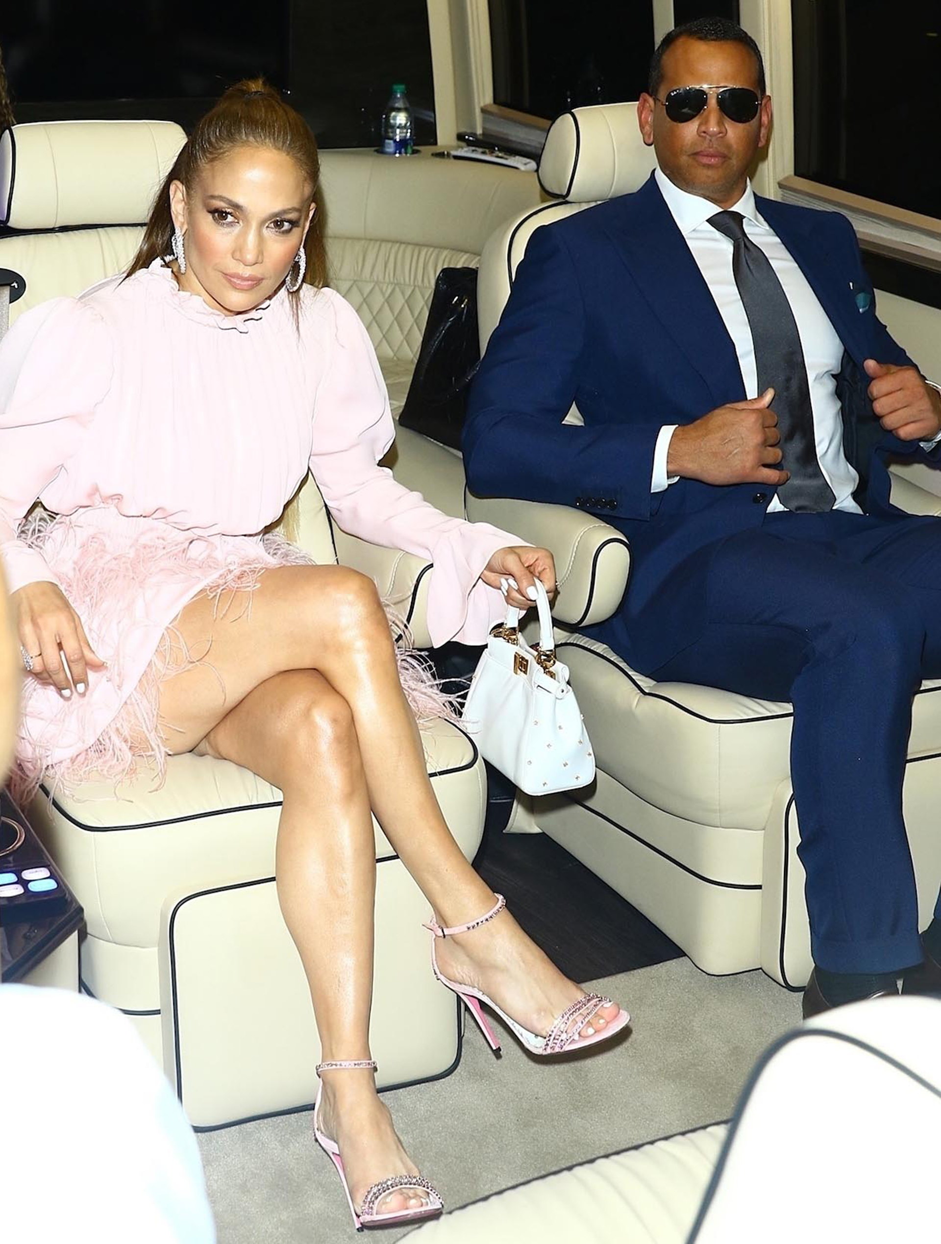 La cantante completó su look con sandalias rosa de piedras y finas tiras /// The Grosby Group