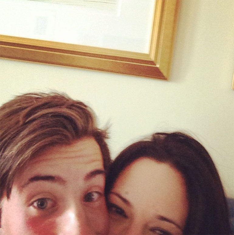 Jimmy Bennett y Asia Argento en mayo de 2013, en Marina del Rey, California