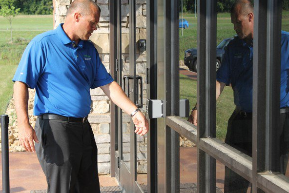El presidente y director ejecutivo de Three Square Market, Todd Westby, muestra el uso del microchip entrando a la oficina con el suyo