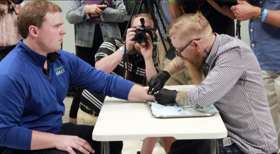 Tony Dana, vicepresidente de mercadeo internacional de Three Square Market, en el momento en que se deja implantar el microchip (Foto: AP)