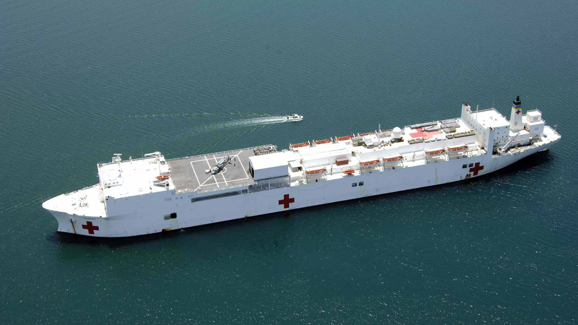El buque hospital cuenta con una docena de salas de operación, servicios radiológicos digitales, un laboratorio y una farmacia (U.S. Navy)